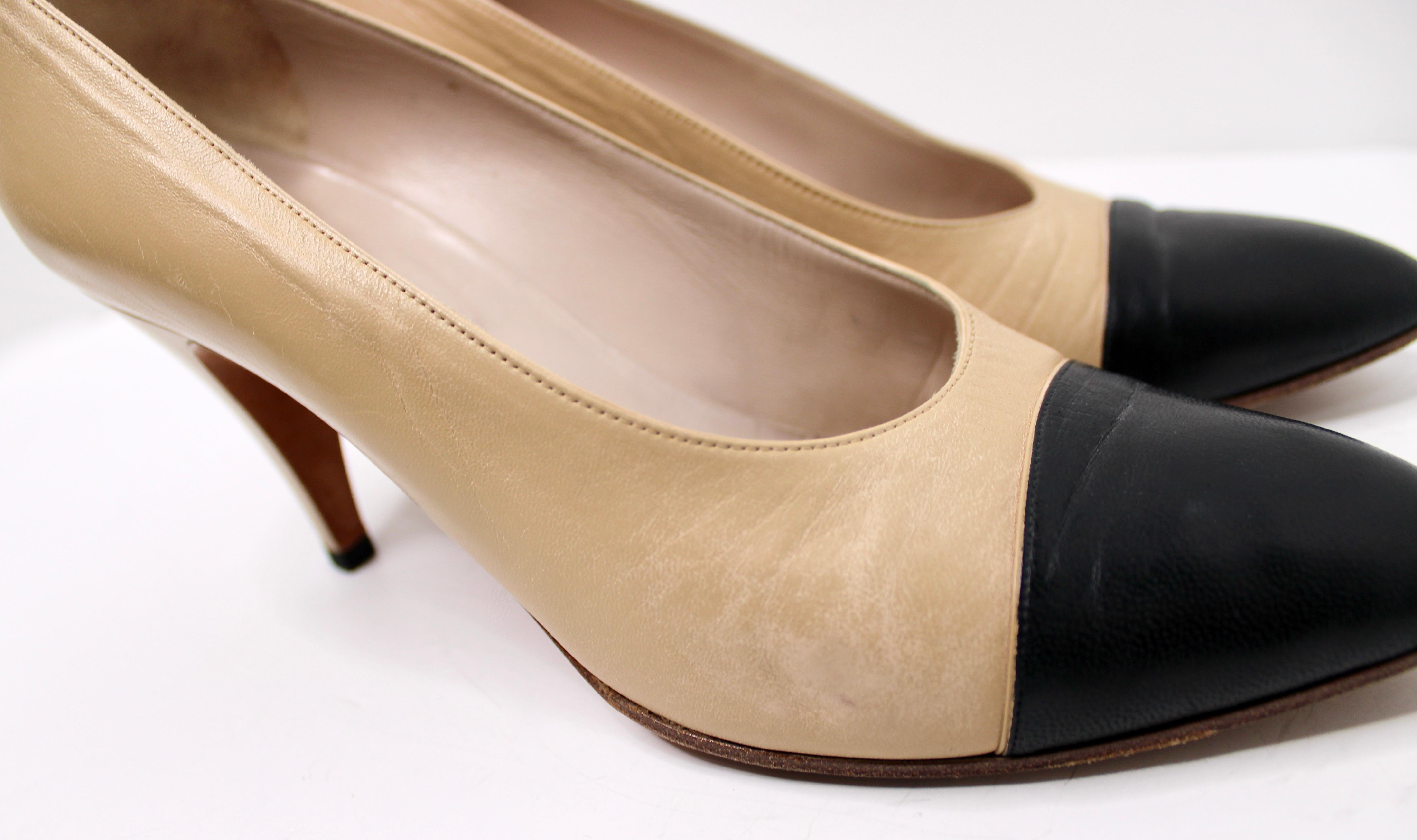 Beige Chanel Pumps in pelle beige e nera con punta a cappuccio in vendita