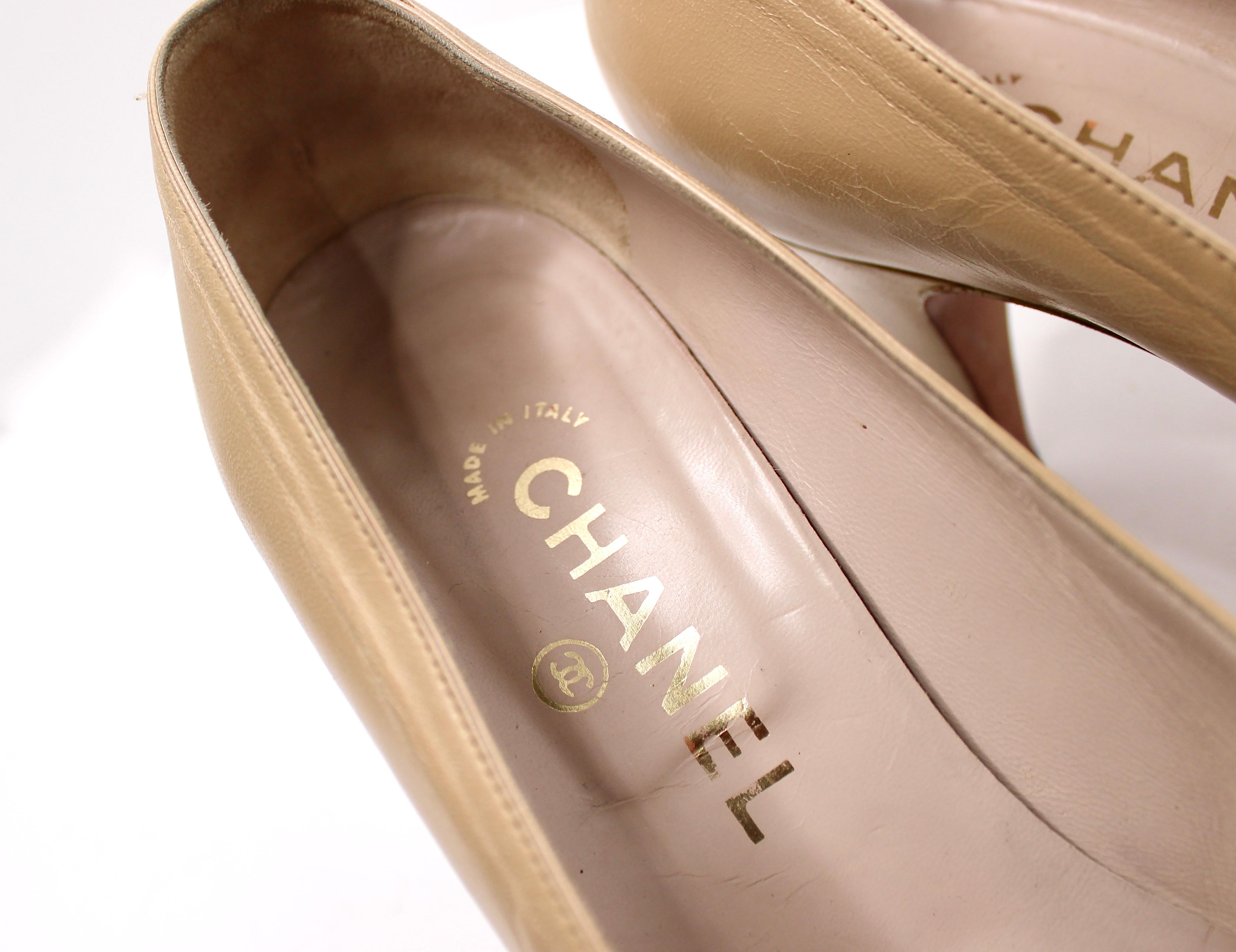 Chanel Pumps in pelle beige e nera con punta a cappuccio In condizioni discrete in vendita a Scottsdale, AZ