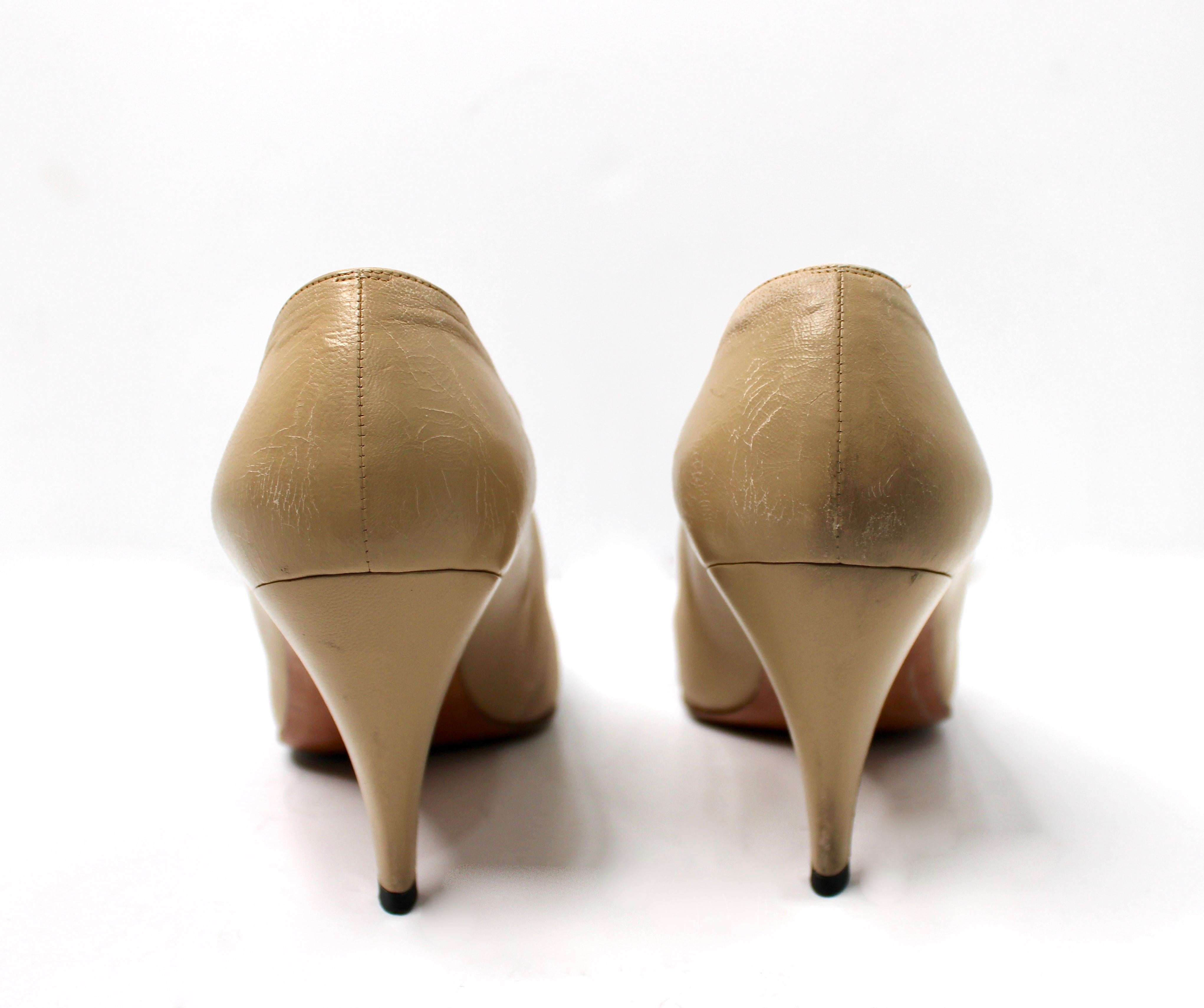 Donna Chanel Pumps in pelle beige e nera con punta a cappuccio in vendita