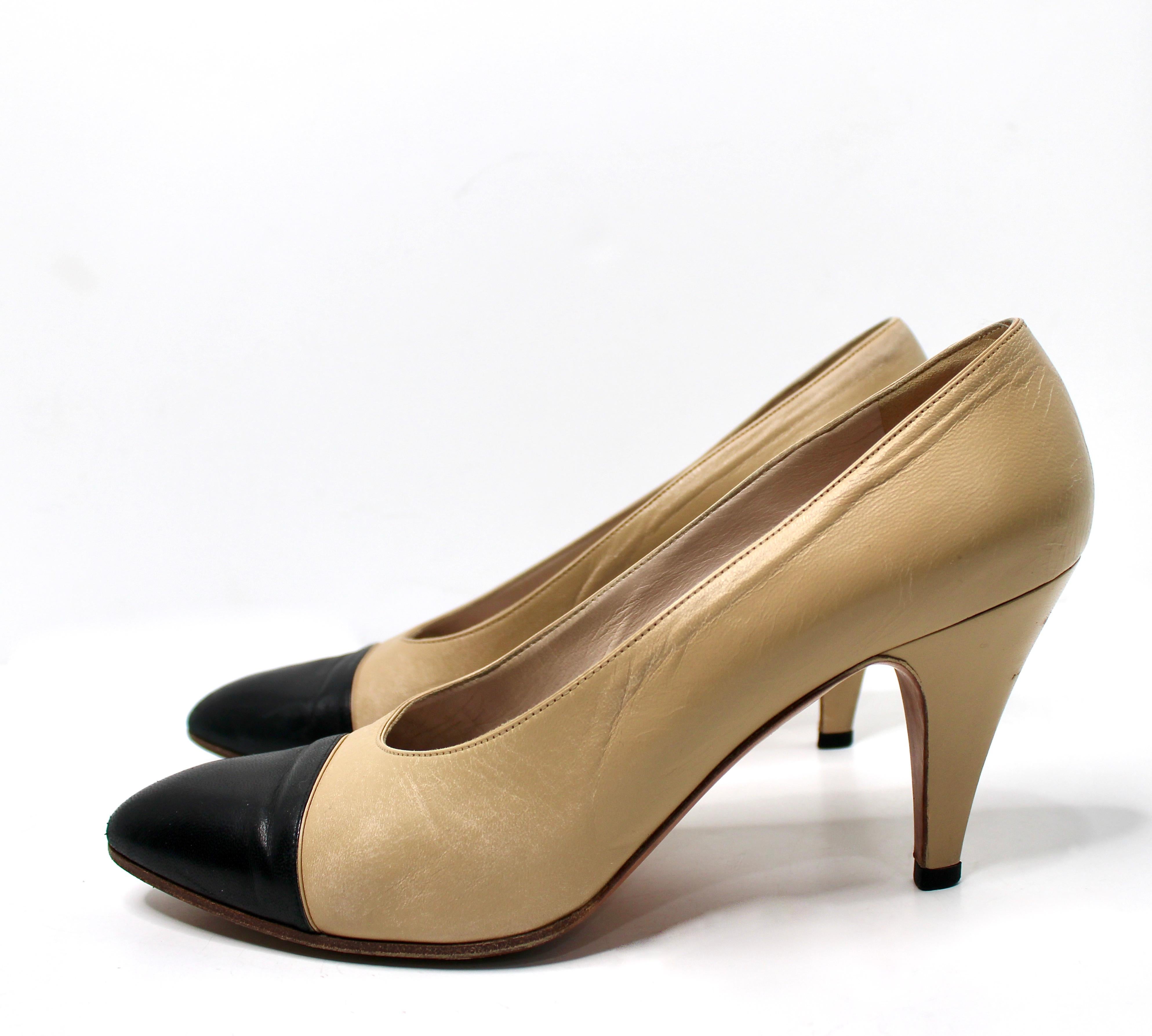 Chanel Pumps in pelle beige e nera con punta a cappuccio in vendita 1