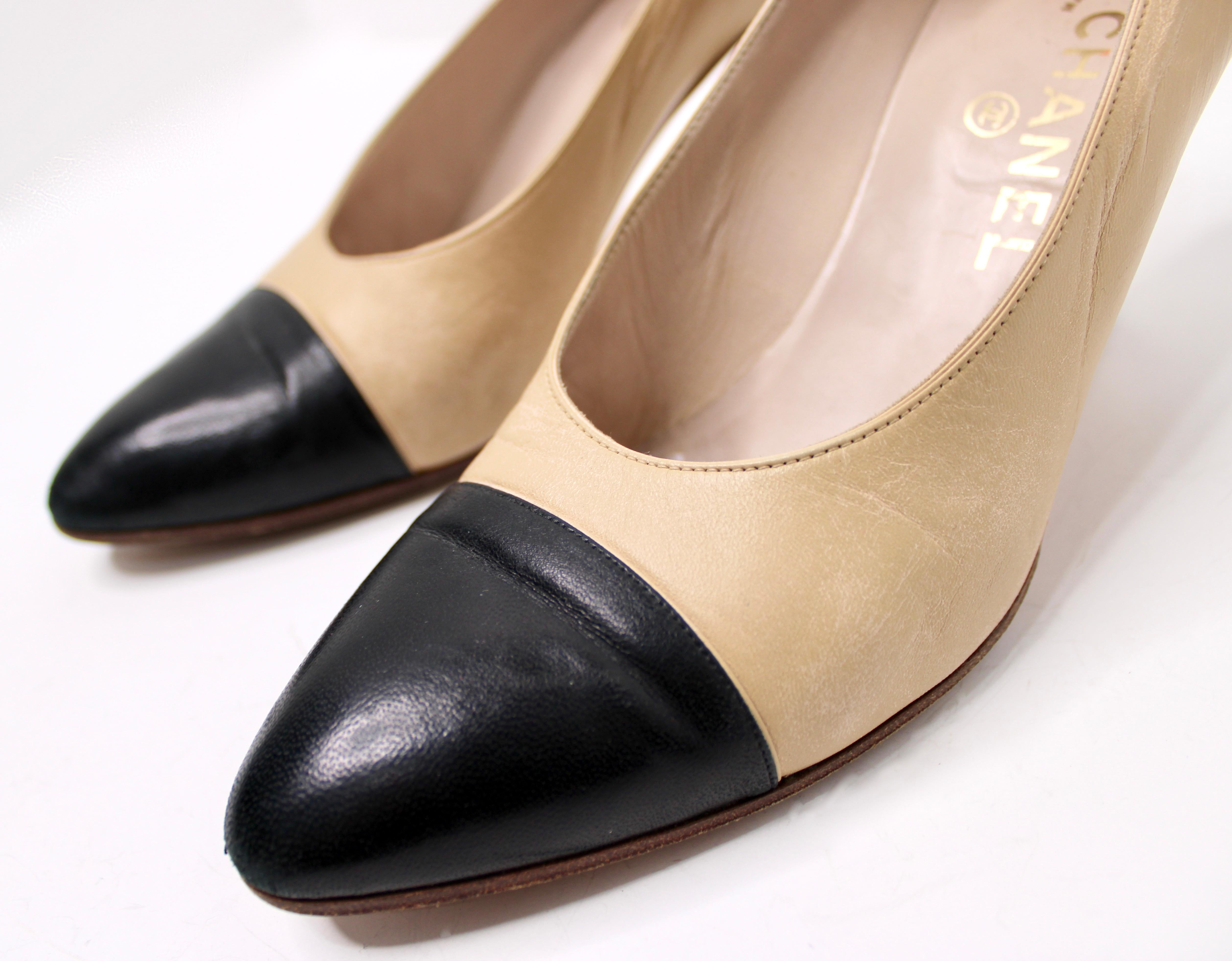 Chanel Pumps in pelle beige e nera con punta a cappuccio in vendita 2