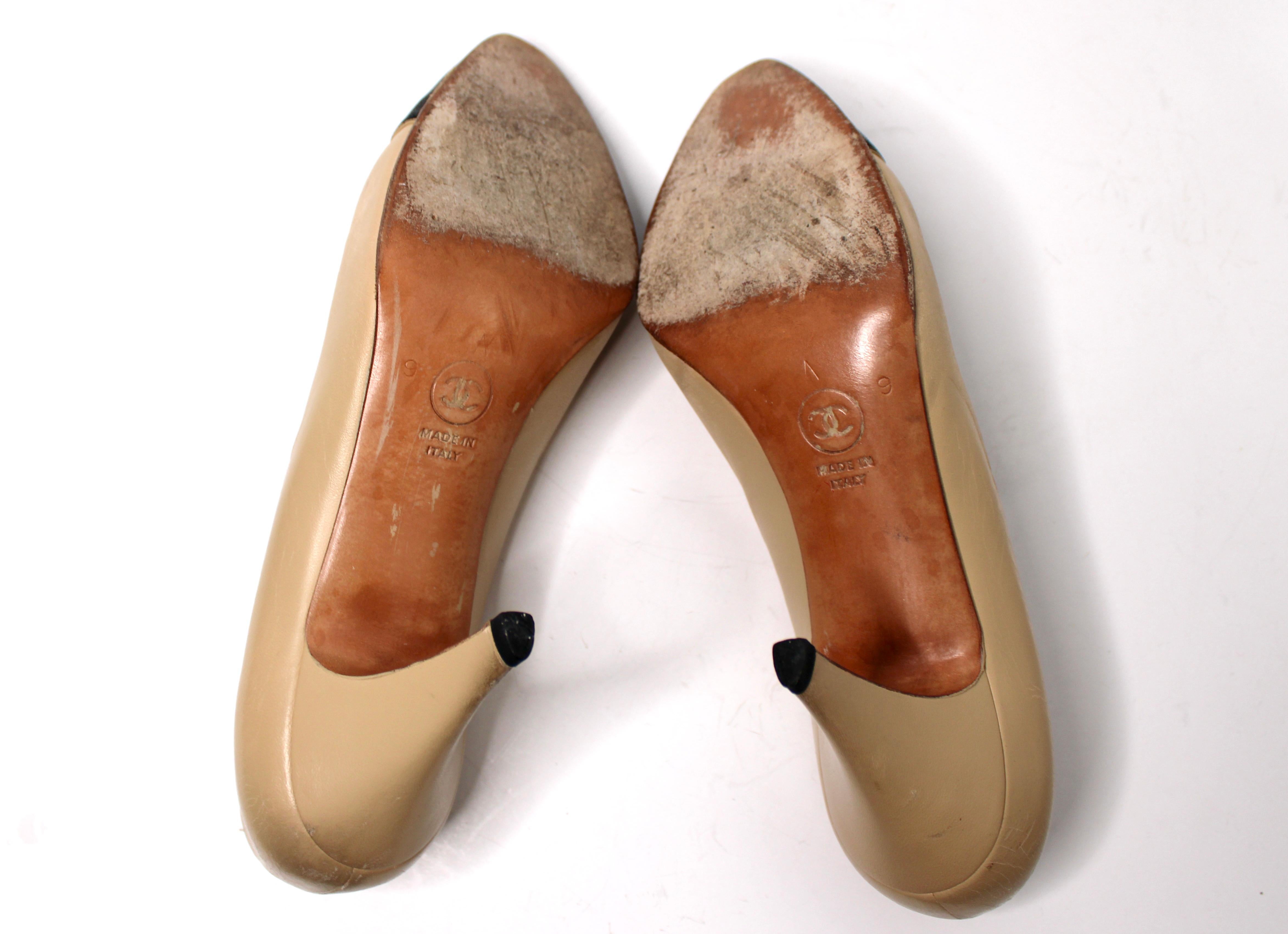 Chanel Pumps in pelle beige e nera con punta a cappuccio in vendita 3