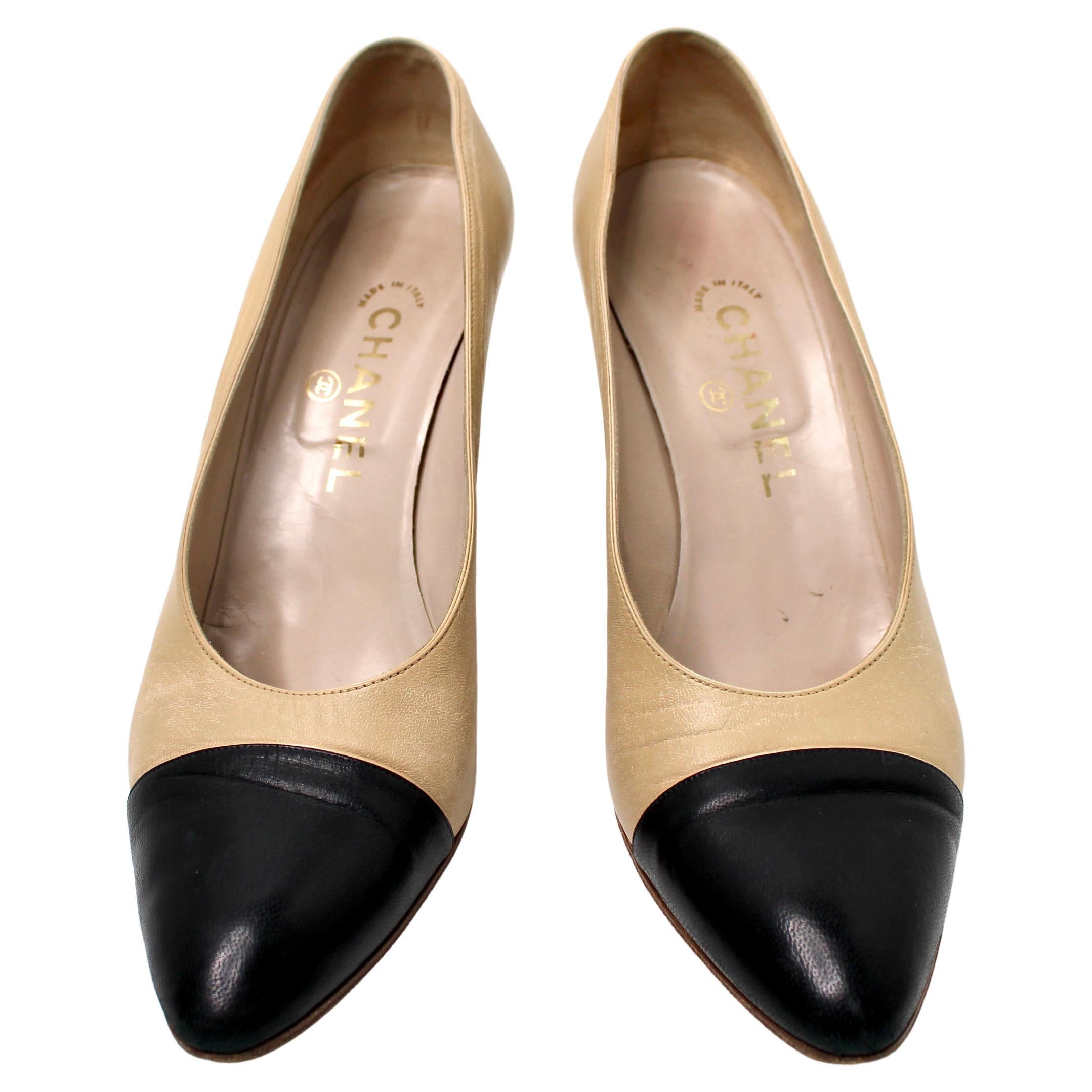 Chanel Zapatos de tacón de piel beige y negros