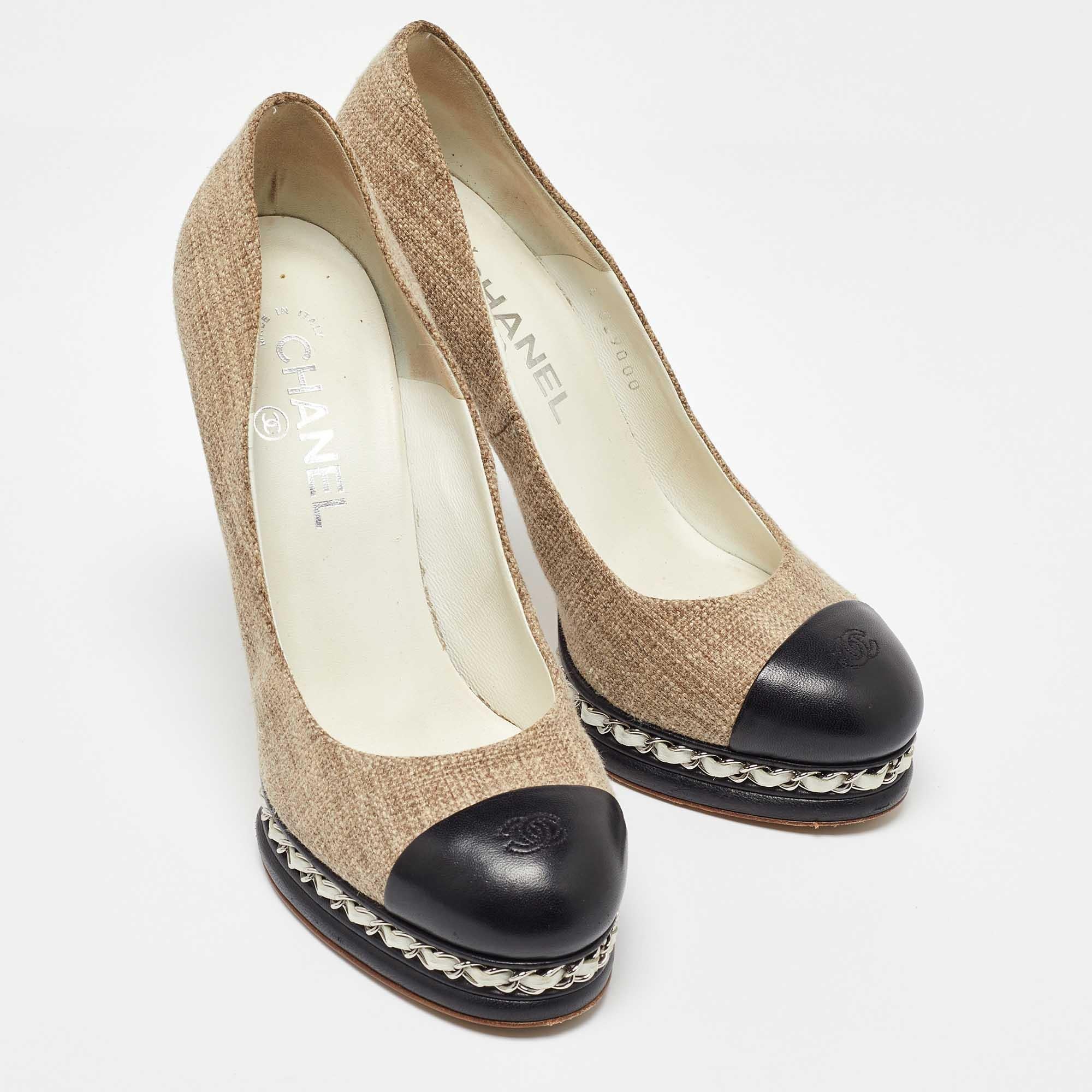 Chanel Beige/Black Fabric and Leather CC Cap Toe Platform Pumps Size 39 In Good Condition In Dubai, Al Qouz 2