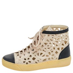 Chanel Beige/Schwarz Floral Laser Cut Leder CC High Top Turnschuhe Größe 36