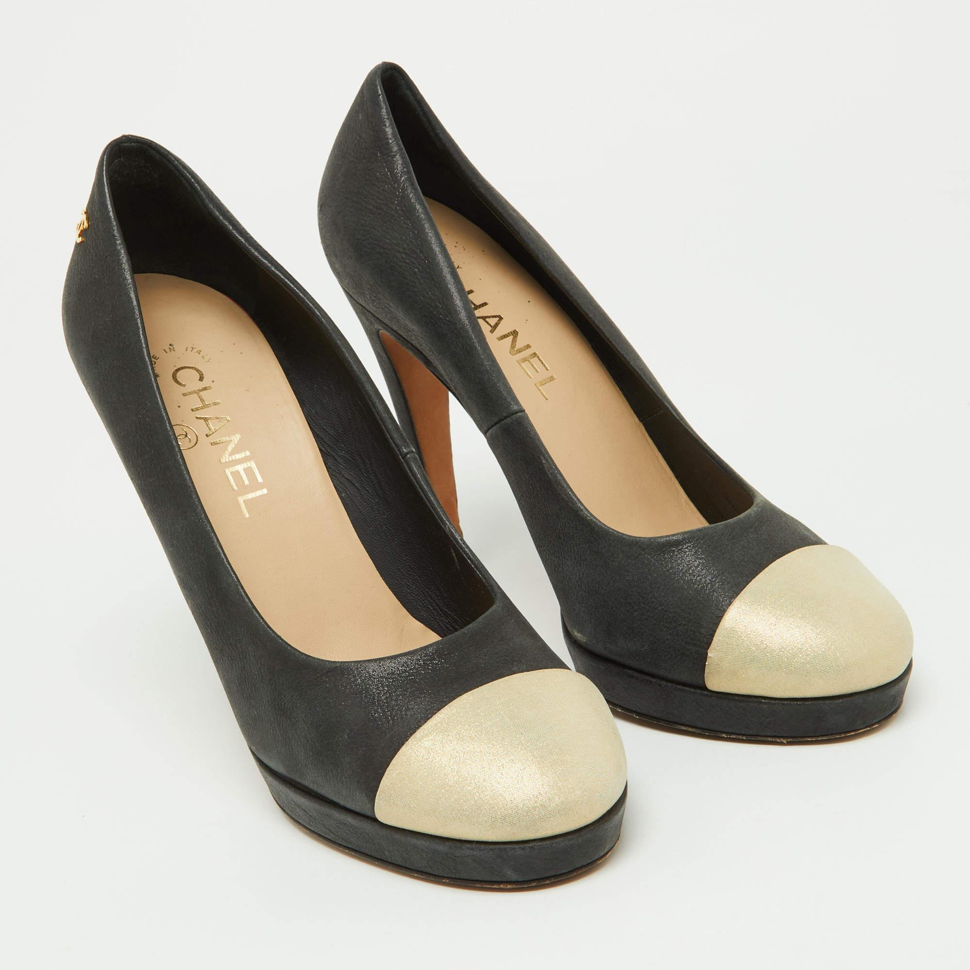 Chanel Beige/Black Iridescent Leather CC Cap Toe Pumps Size 38 In Good Condition For Sale In Dubai, Al Qouz 2