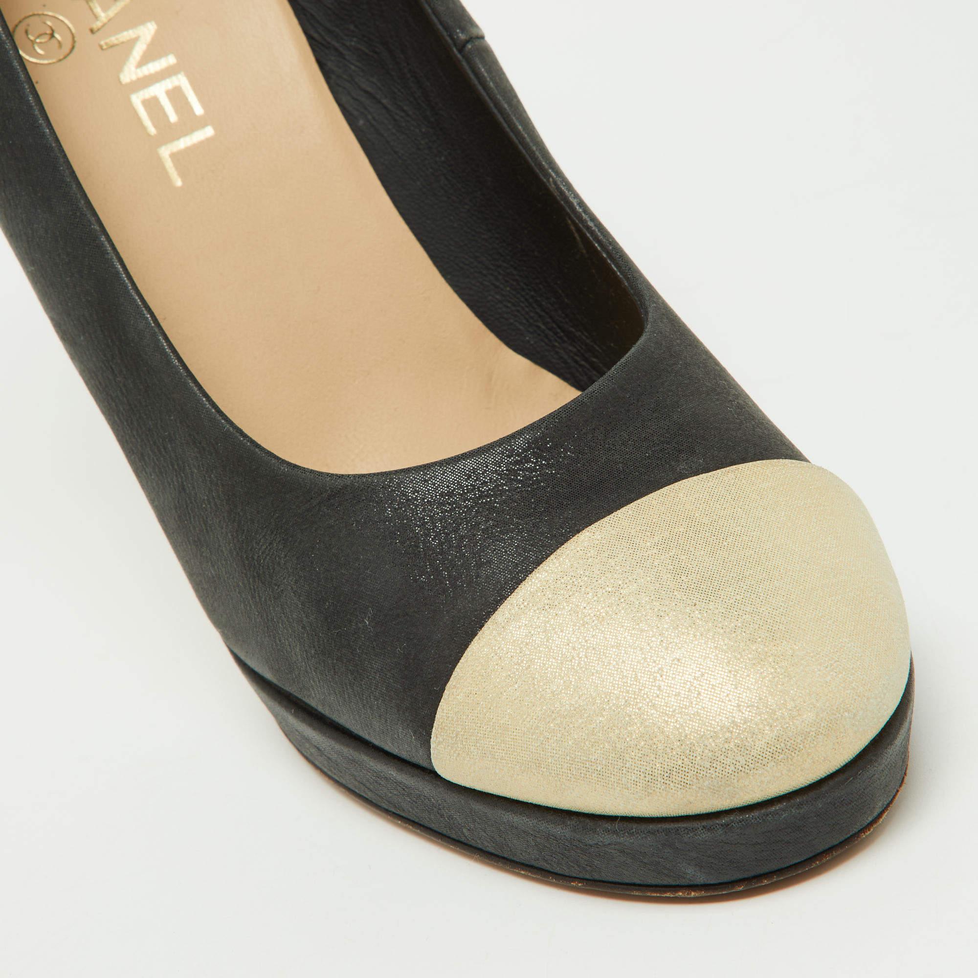 Chanel Beige/Black Iridescent Leather CC Cap Toe Pumps Size 38 For Sale 1