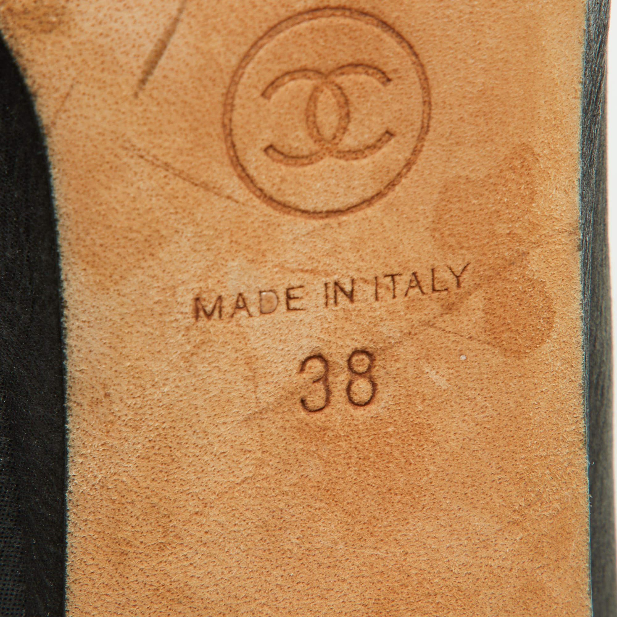 Chanel Beige/Black Iridescent Leather CC Cap Toe Pumps Size 38 For Sale 4
