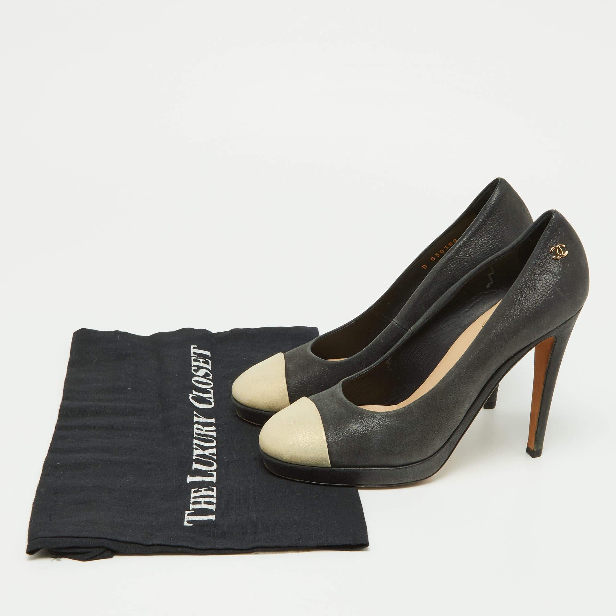 Chanel Beige/Black Iridescent Leather CC Cap Toe Pumps Size 38 For Sale 5