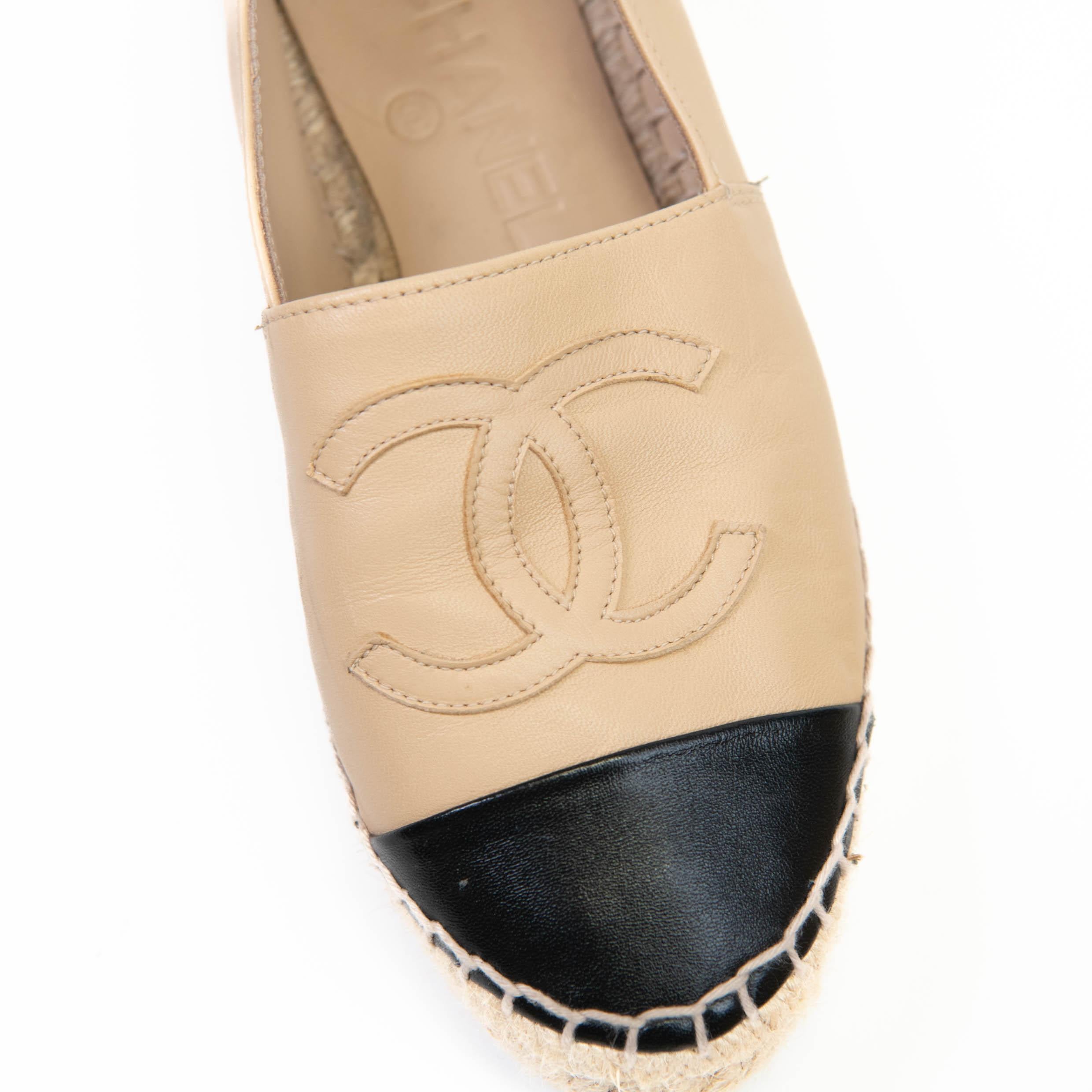 100% authentique 

Ces jolies espadrilles sont confectionnées en cuir d'agneau souple beige et arborent un écusson CC de Chanel ainsi qu'un bout de pied noir.

Très bon état - Usure des semelles

OQS532175

NM12.9.24

Gabrielle Bonheur 