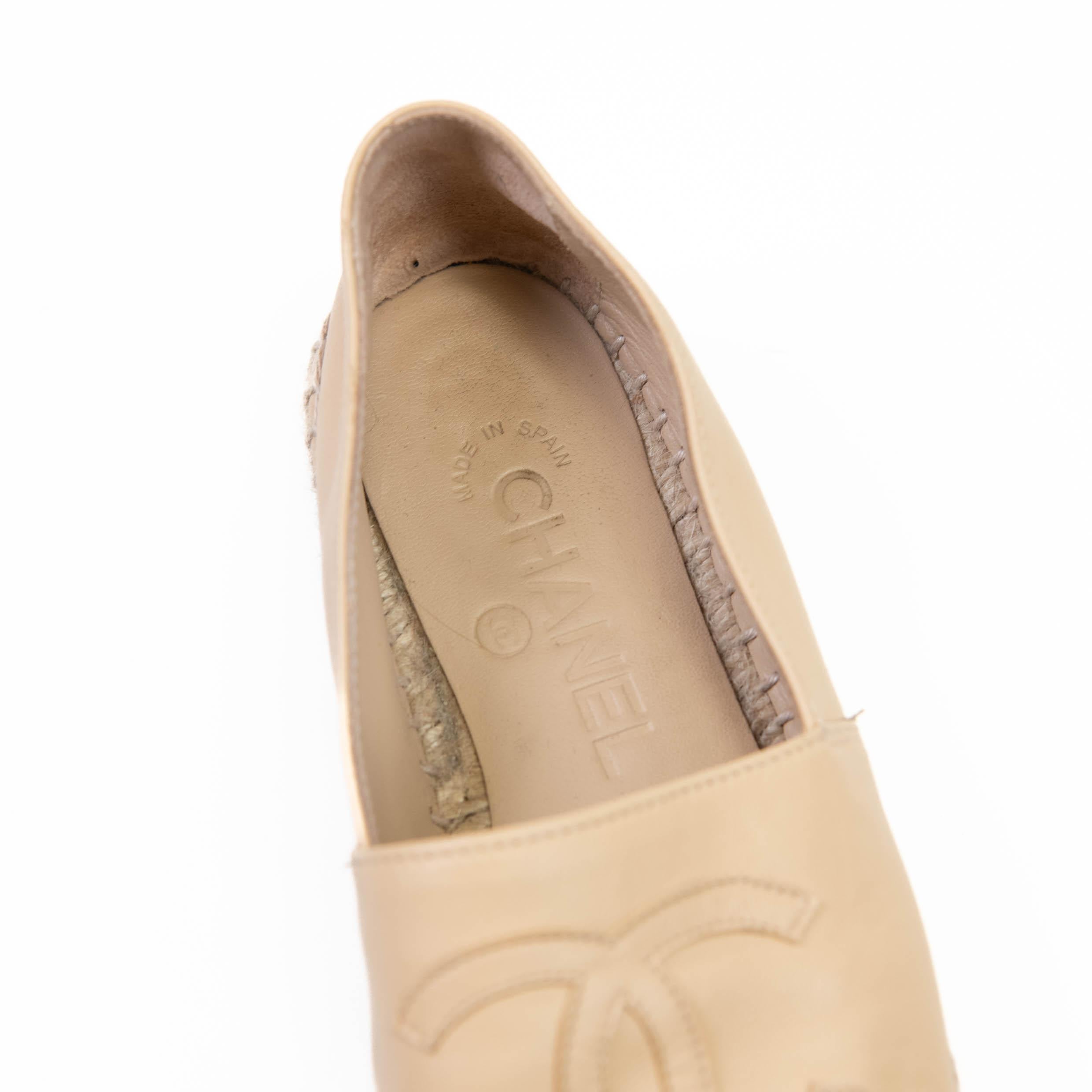 Espadrilles Chanel Beige Black Lambskin CC 35 Bon état à Corona Del Mar, CA