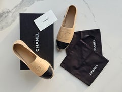Espadrilles Chanel en cuir d'agneau beige et noir, avec logo CC, taille 40 (UE) / 10 (US), dans leur boîte d'origine