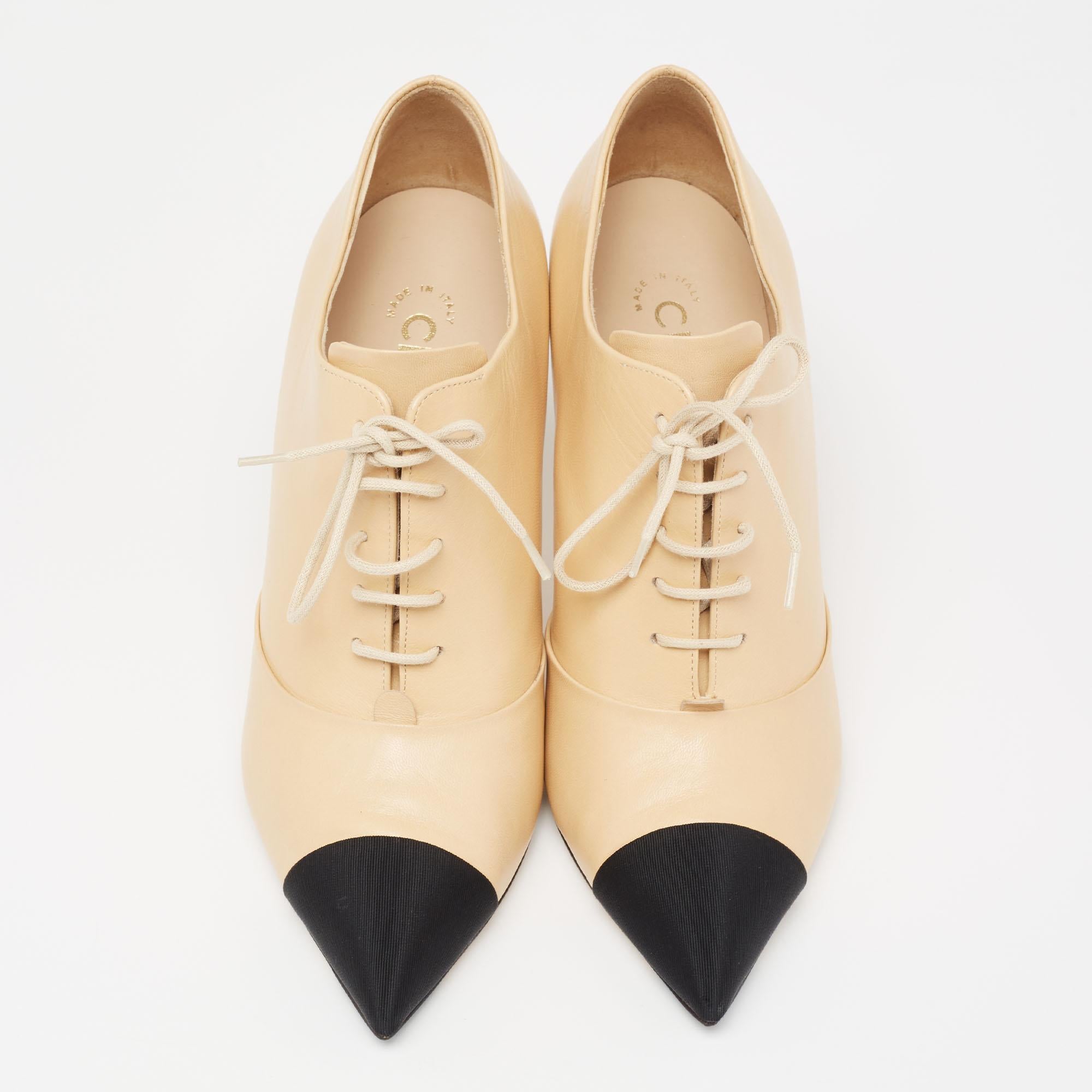 Créez une collection de chaussures avec des paires intemporelles afin de pouvoir les porter longtemps, quelle que soit la saison ou la tendance. Choisissez des paires comme celle-ci de Chanel. Il s'agit d'un design sophistiqué et
