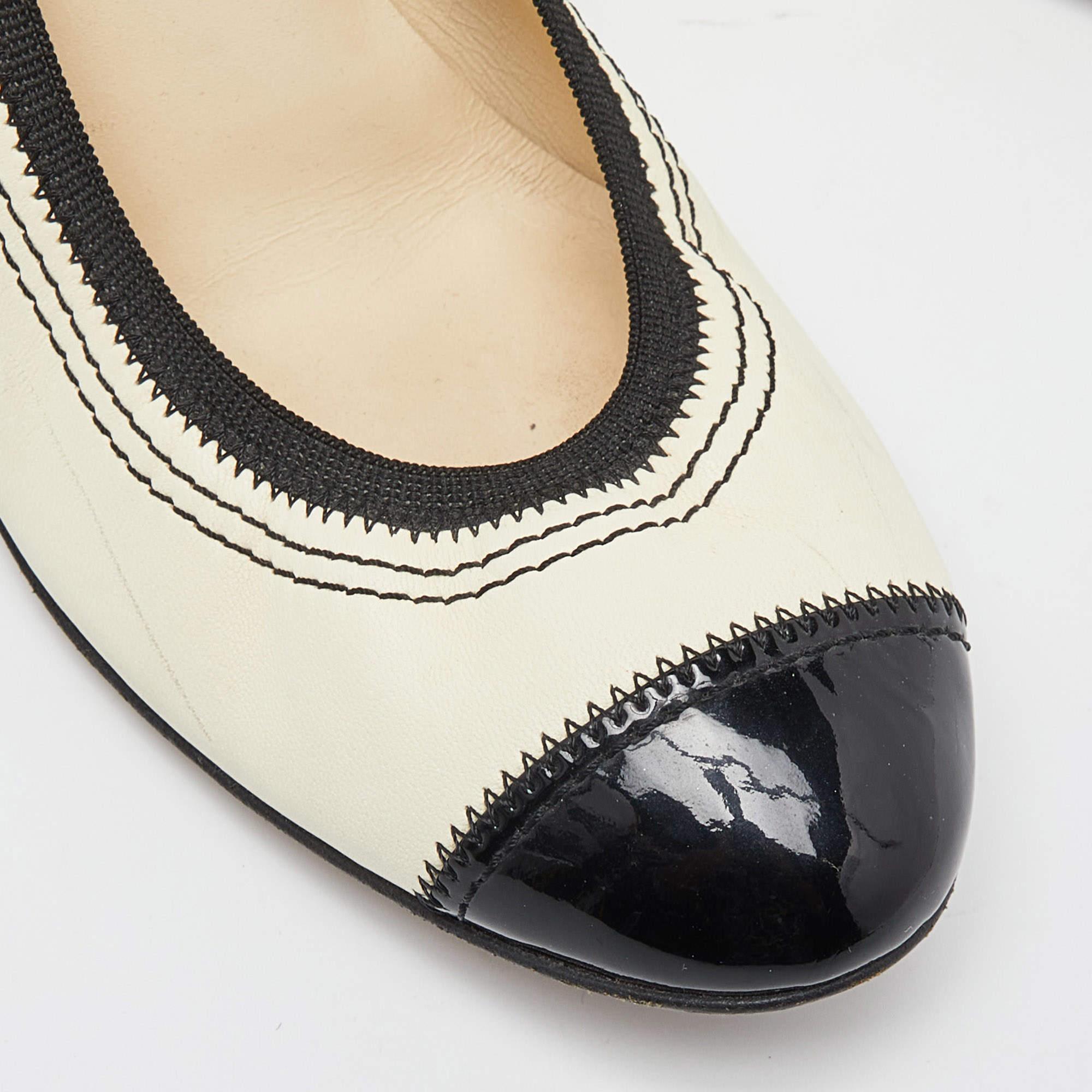 Chanel Beige/Black Leather and Patent CC Cap Toe Scrunch Block Heel Pumps Size 4 For Sale 1