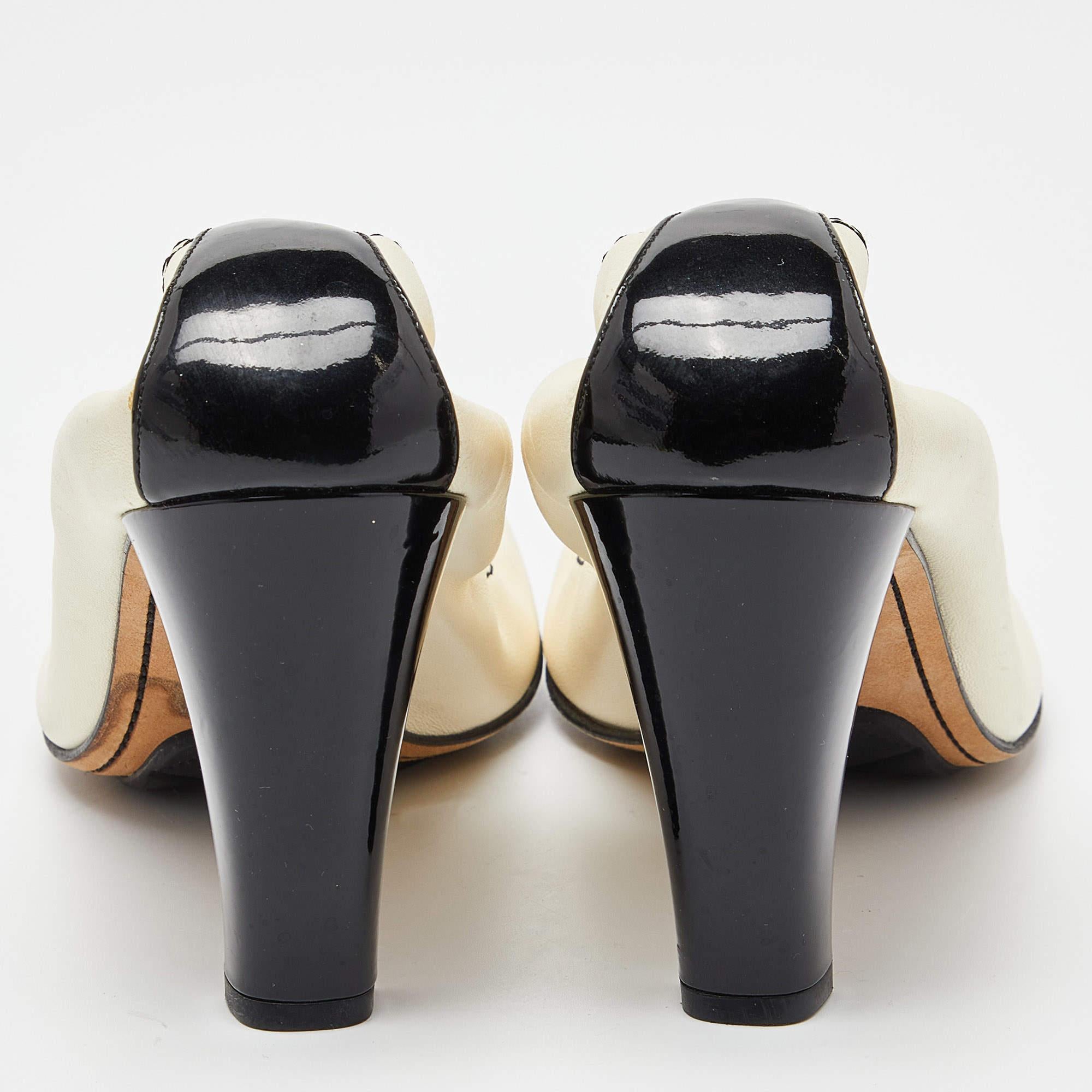 Chanel Beige/Black Leather and Patent CC Cap Toe Scrunch Block Heel Pumps Size 4 For Sale 2