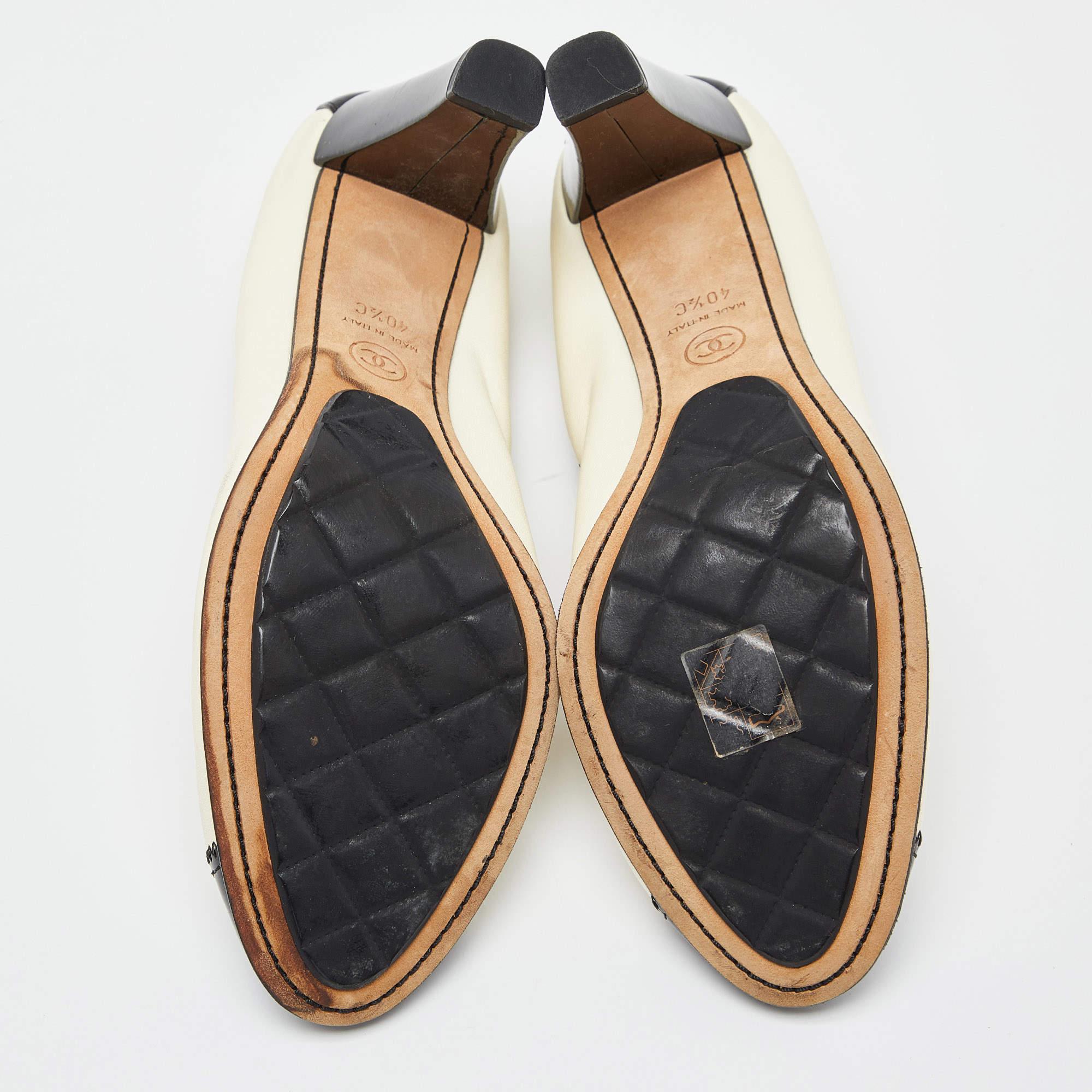 Chanel Beige/Black Leather and Patent CC Cap Toe Scrunch Block Heel Pumps Size 4 For Sale 3