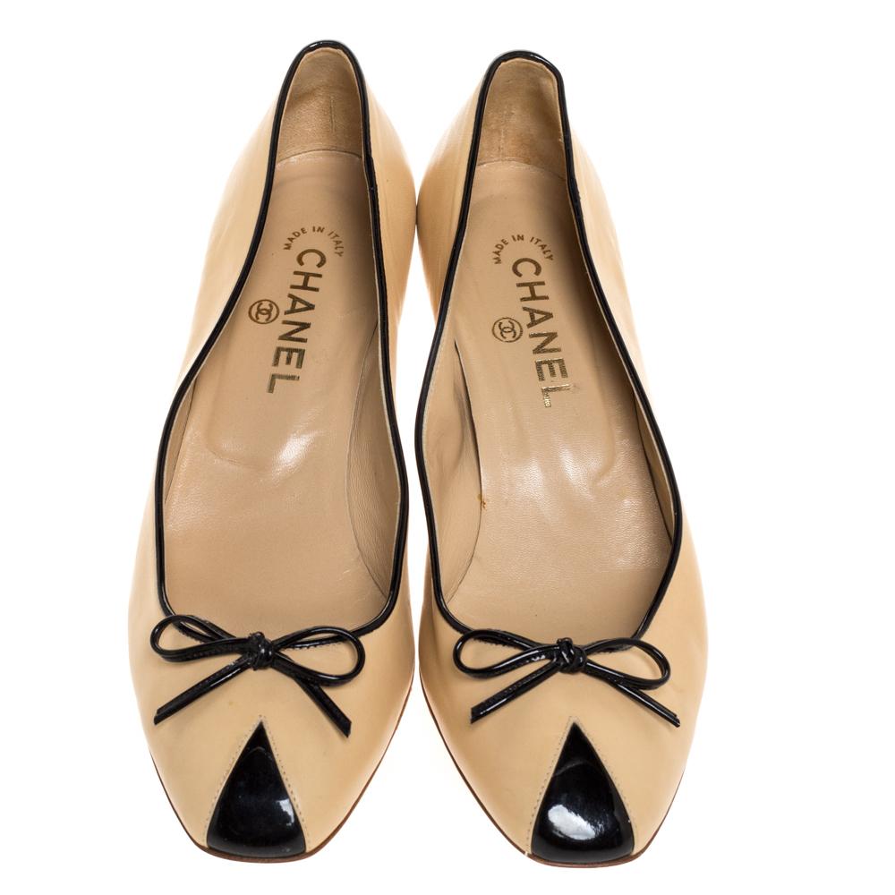 These classic Chanel pumps will aid you in delivering chic looks every time. Versatile in color and sophisticated in style, these beige & black pumps are crafted from quality leather. They have round toes, bow detailing on the uppers and 6.5 cm