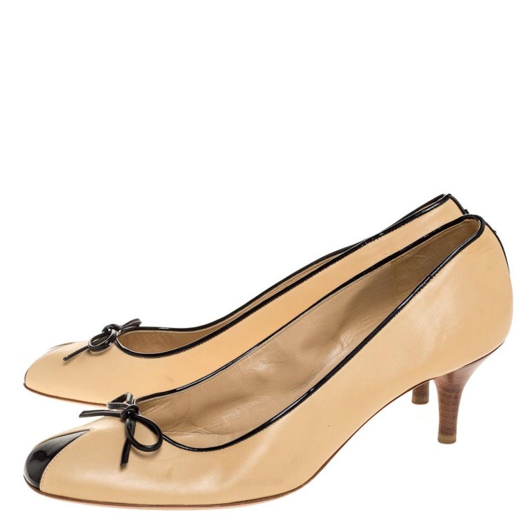 Chanel Beige/Black Leather Bow Pumps Size 38.5 at 1stDibs