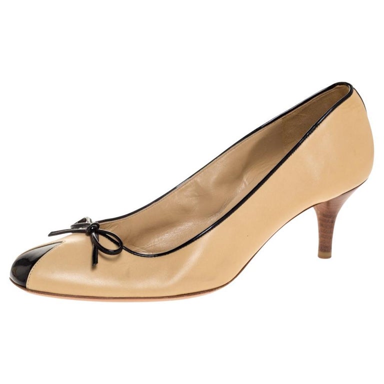 Chanel Beige/Black Leather Bow Pumps Size 38.5 For Sale at 1stDibs