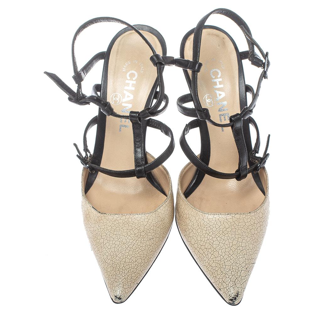The smart cage design and the pointed toe silhouette are the major highlights of these sandals from Chanel. Rendered in leather, the pair is styled with CC-detailed high heels and buckle fastenings. Fashionable and comfortable, these sandals can be
