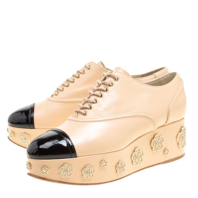 Chanel Beige/ Black Leather Camellia Platform Lace Up Oxfords Size 41 In Good Condition In Dubai, Al Qouz 2
