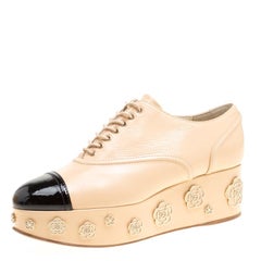 Chanel Chaussures à lacets en cuir beige/noir à plateforme Camellia Taille 41