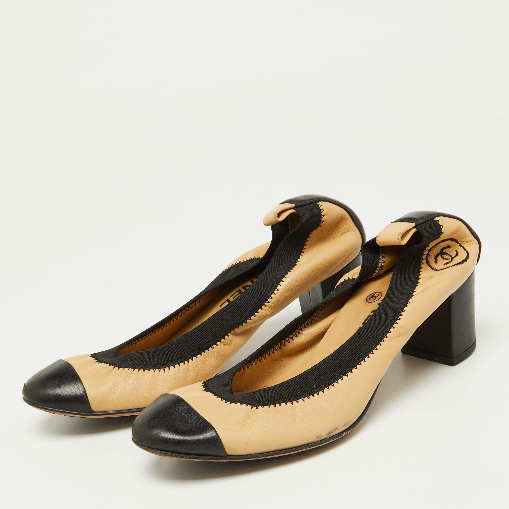 These ballet pumps from Chanel are simple yet stylish. Crafted from leather these pumps carry cap toes and CC logos. They are complete with block heels. Walk in them and you are sure to have a stylish day.

