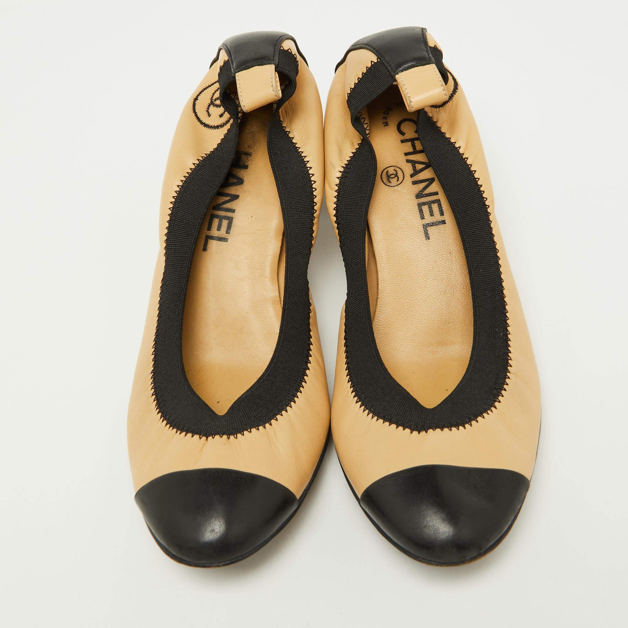 Chanel Beige/Black Leather Cap Toe Scrunch Ballet Pumps Size 36 In Fair Condition In Dubai, Al Qouz 2