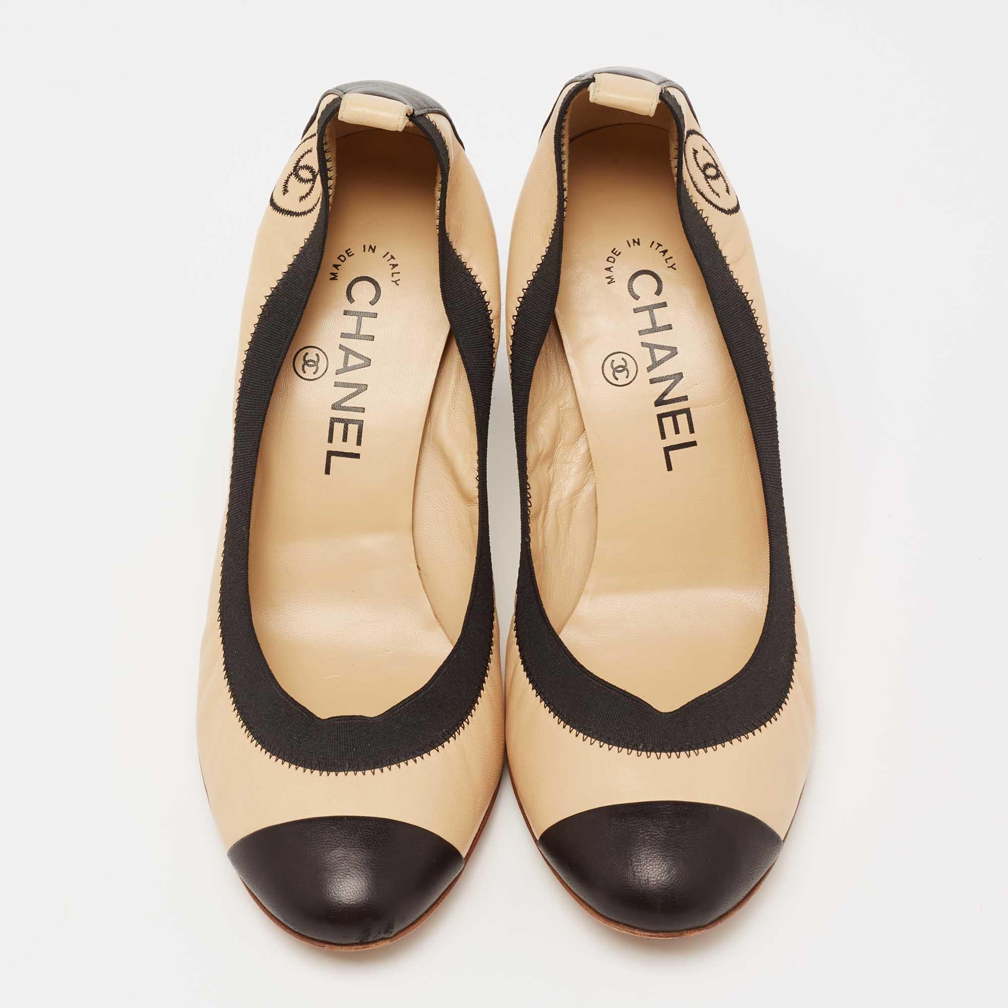 Take every step with elegance and style in these pumps from the House of Chanel. They are crafted meticulously using beige-black leather and showcase cap toes, a scrunch style, and block heels. A gold-toned CC accent is perched on the upper. These