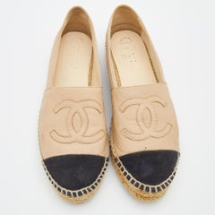 Chanel - Espadrilles à bout ouvert CC en cuir beige/noir, taille 40