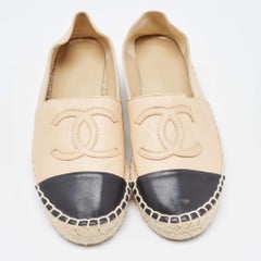 Chanel - Espadrilles CC en cuir beige/noir Taille 36