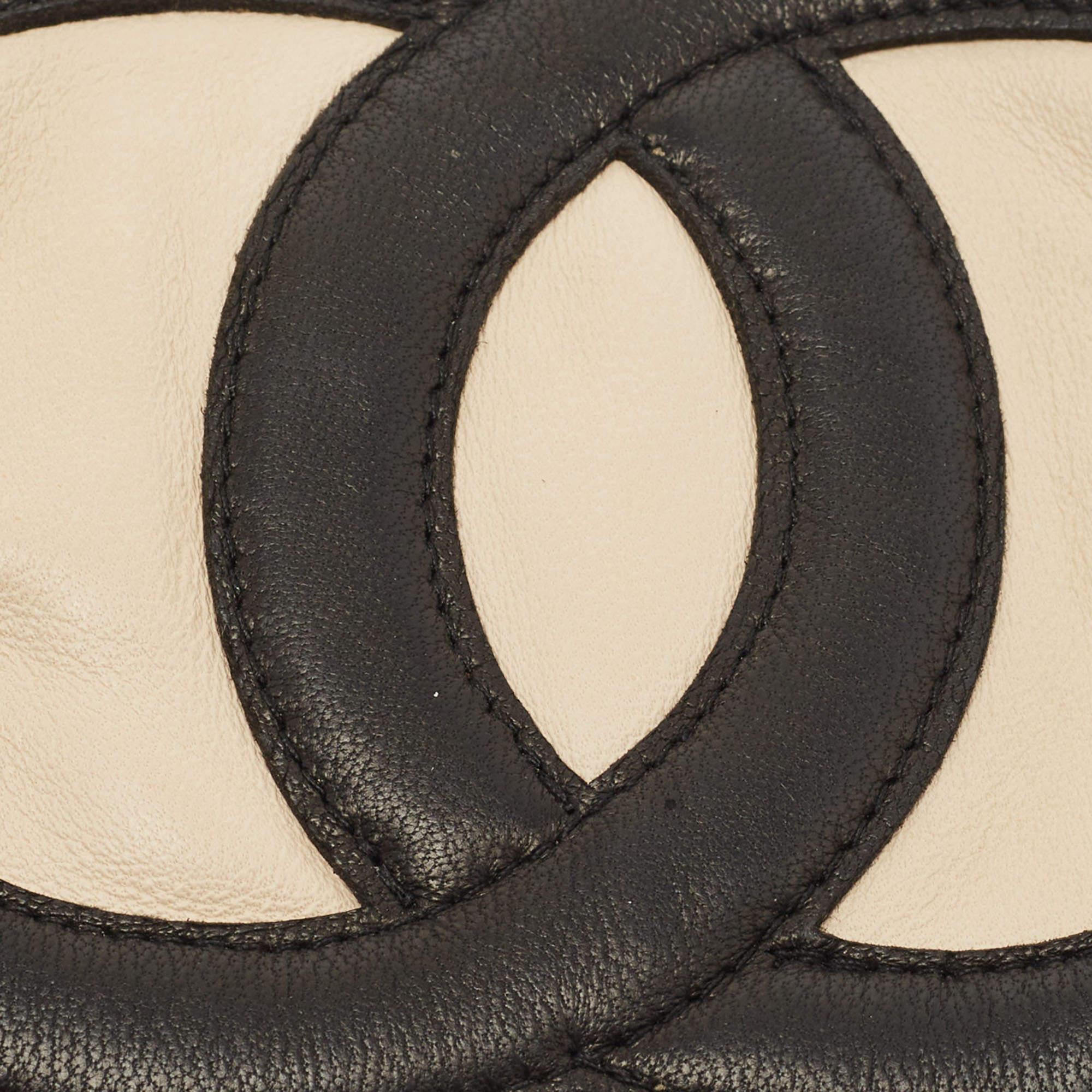 Chanel Beige/Black Leather CC Fingerless Gloves Size 8 In Fair Condition In Dubai, Al Qouz 2