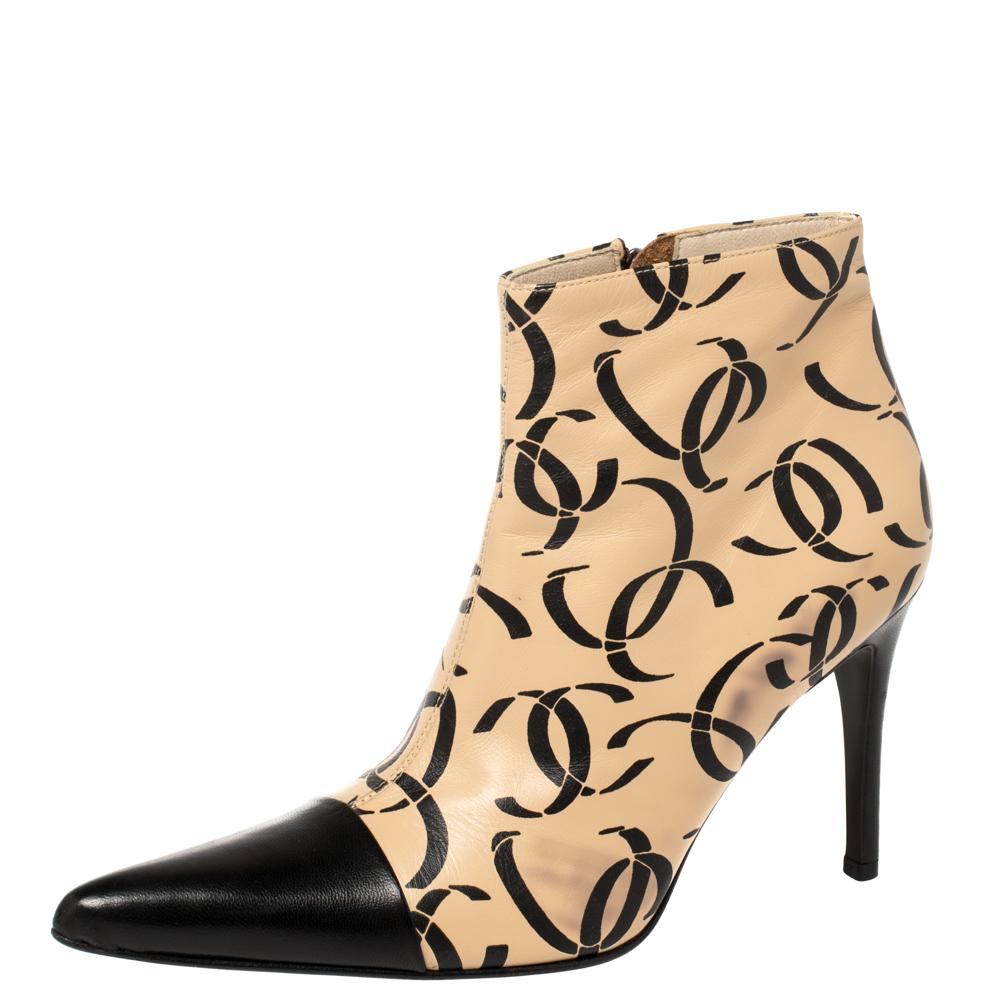 Chanel gifts you these lovely ankle boots to add a whole lot of style to your wardrobe! They come crafted from beige leather and feature black pointed cap toes. They exhibit the iconic CC logo all over them and are styled with zippers on the sides.