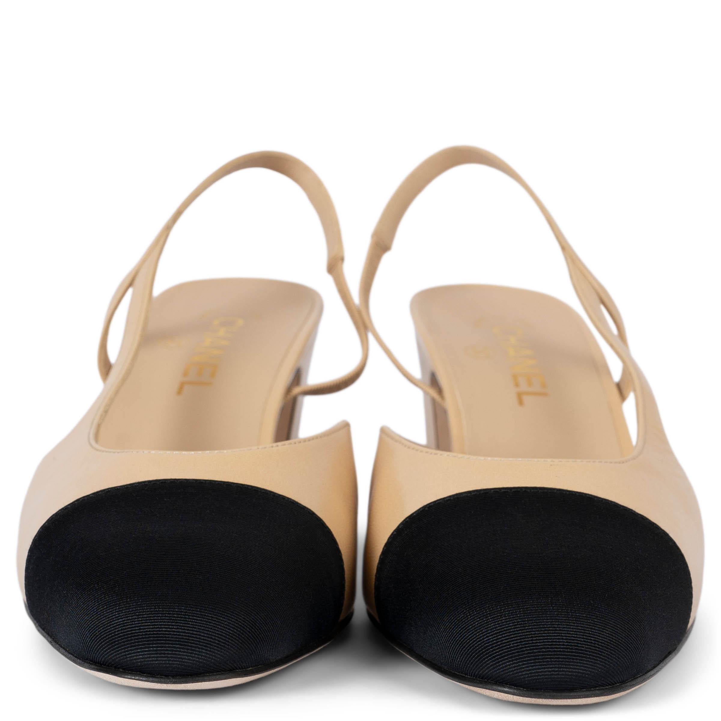 Queste scarpe Chanel, autentiche al 100%, sono caratterizzate da una pelle di capra beige di prima qualità e da una punta in gros grain nero a contrasto, per un look sofisticato e senza tempo. Progettati con un cinturino elastico per una calzata