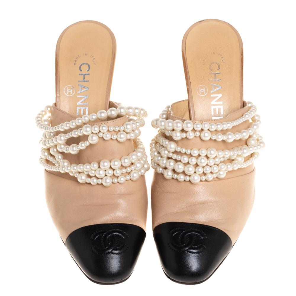 Chanel Beige/Schwarzes Leder Perlenverzierte Mules Größe 37 im Zustand „Gut“ in Dubai, Al Qouz 2