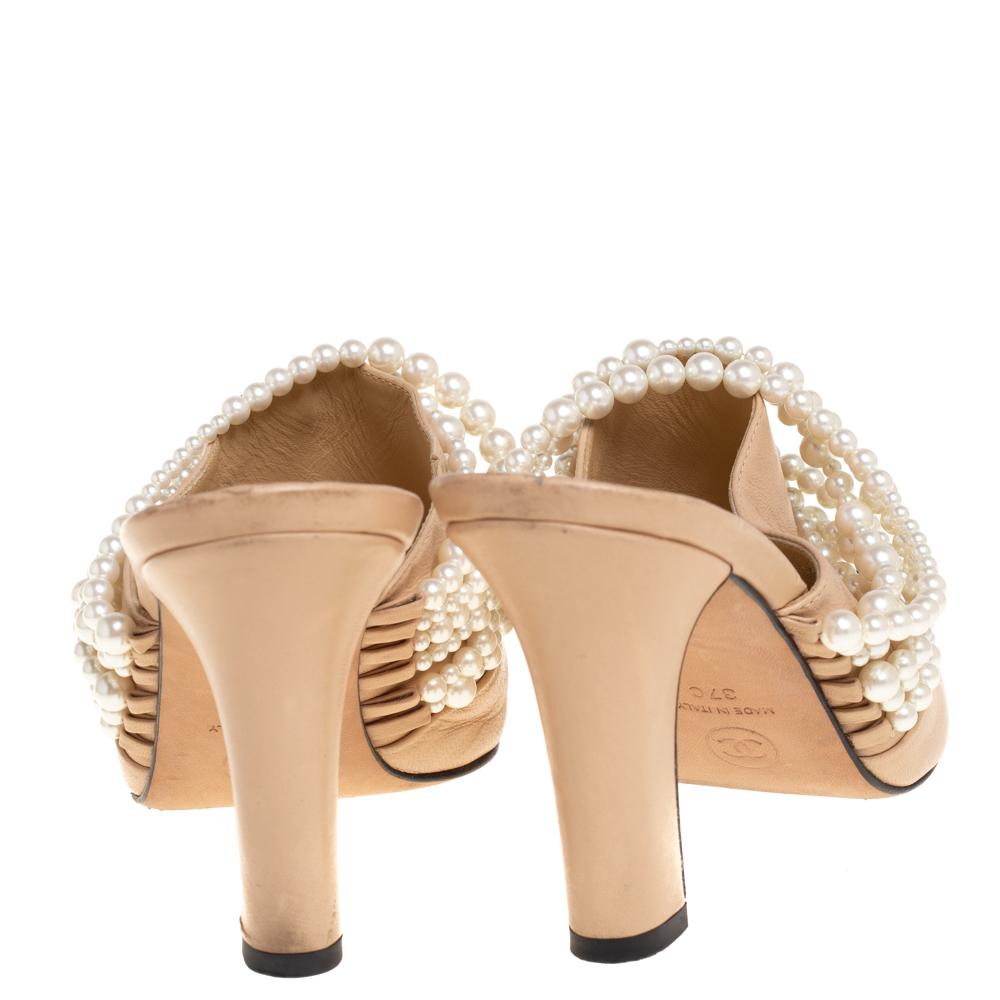 Chanel Beige/Schwarzes Leder Perlenverzierte Mules Größe 37 Damen