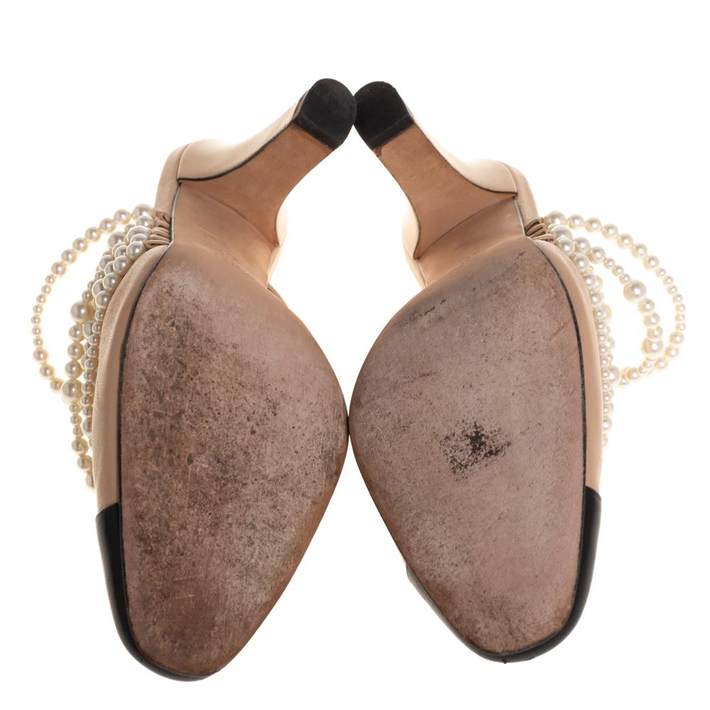Chanel Beige/Schwarzes Leder Perlenverzierte Mules Größe 37 1