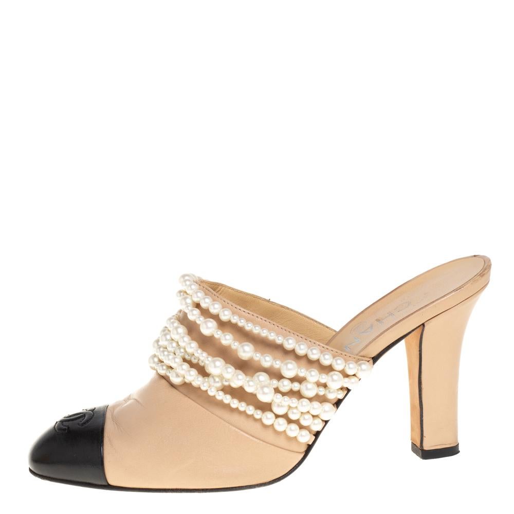 Chanel Beige/Schwarzes Leder Perlenverzierte Mules Größe 37 2