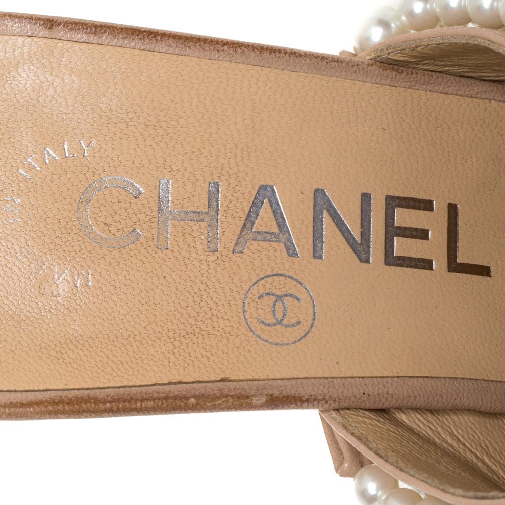 Chanel Beige/Schwarzes Leder Perlenverzierte Mules Größe 37 3