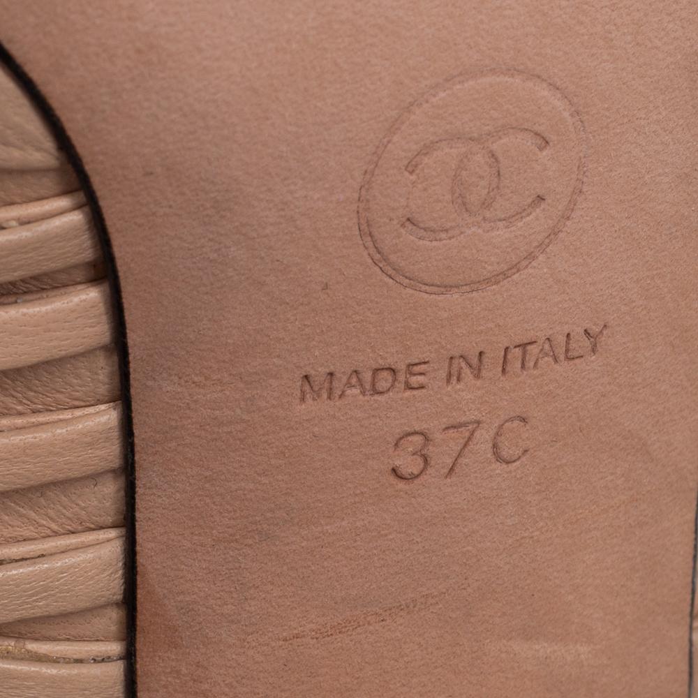 Chanel Beige/Schwarzes Leder Perlenverzierte Mules Größe 37 4
