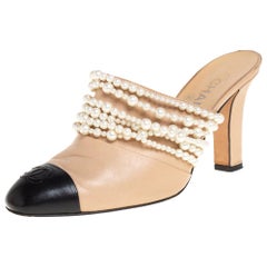 Chanel Beige/Schwarzes Leder Perlenverzierte Mules Größe 37