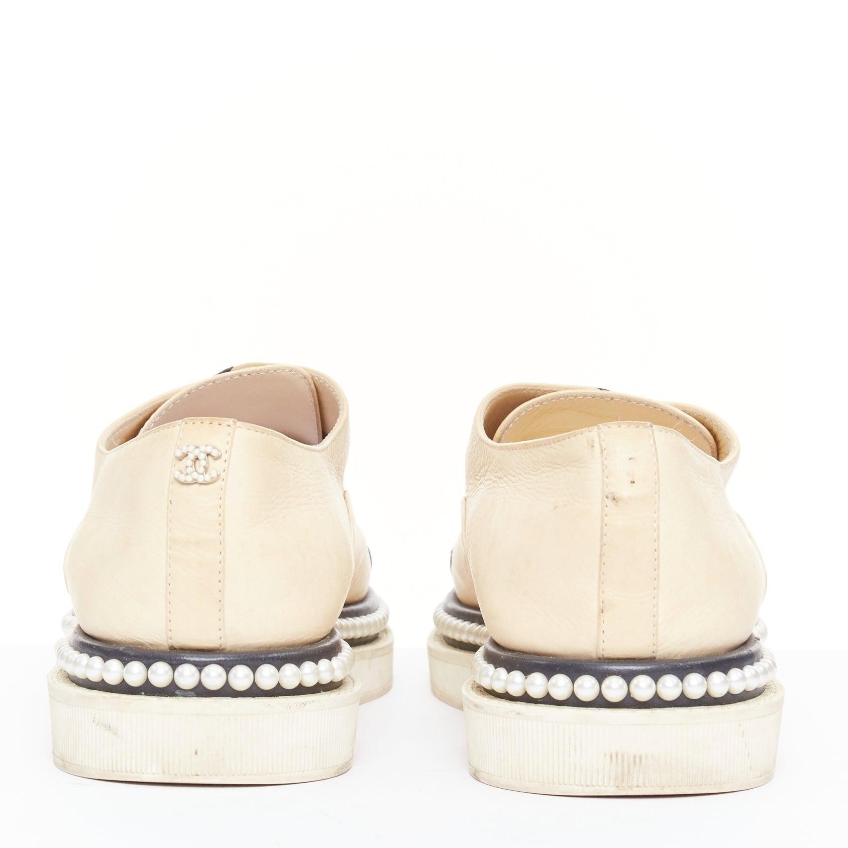 CHANEL beige noir monochrome cuir faux perles lacets derbies EU35.5 en vente 5