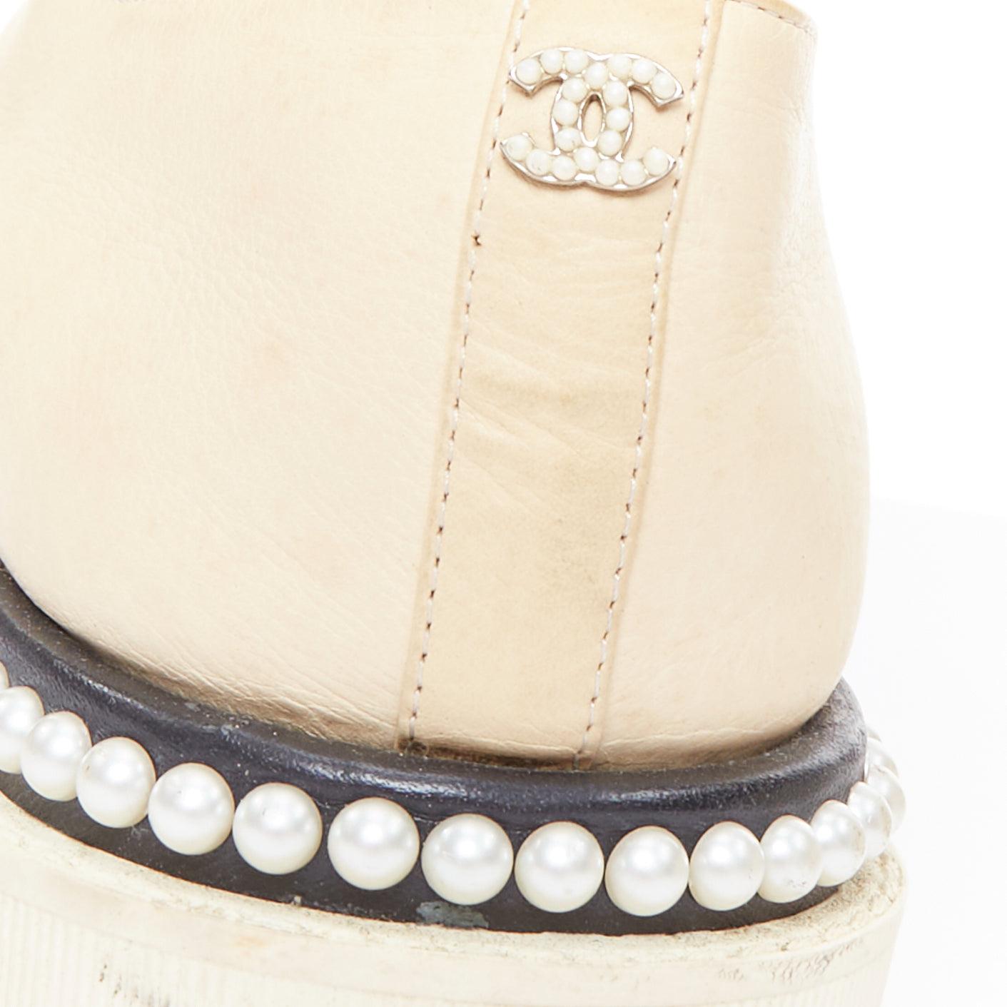 CHANEL beige noir monochrome cuir faux perles lacets derbies EU35.5 en vente 6