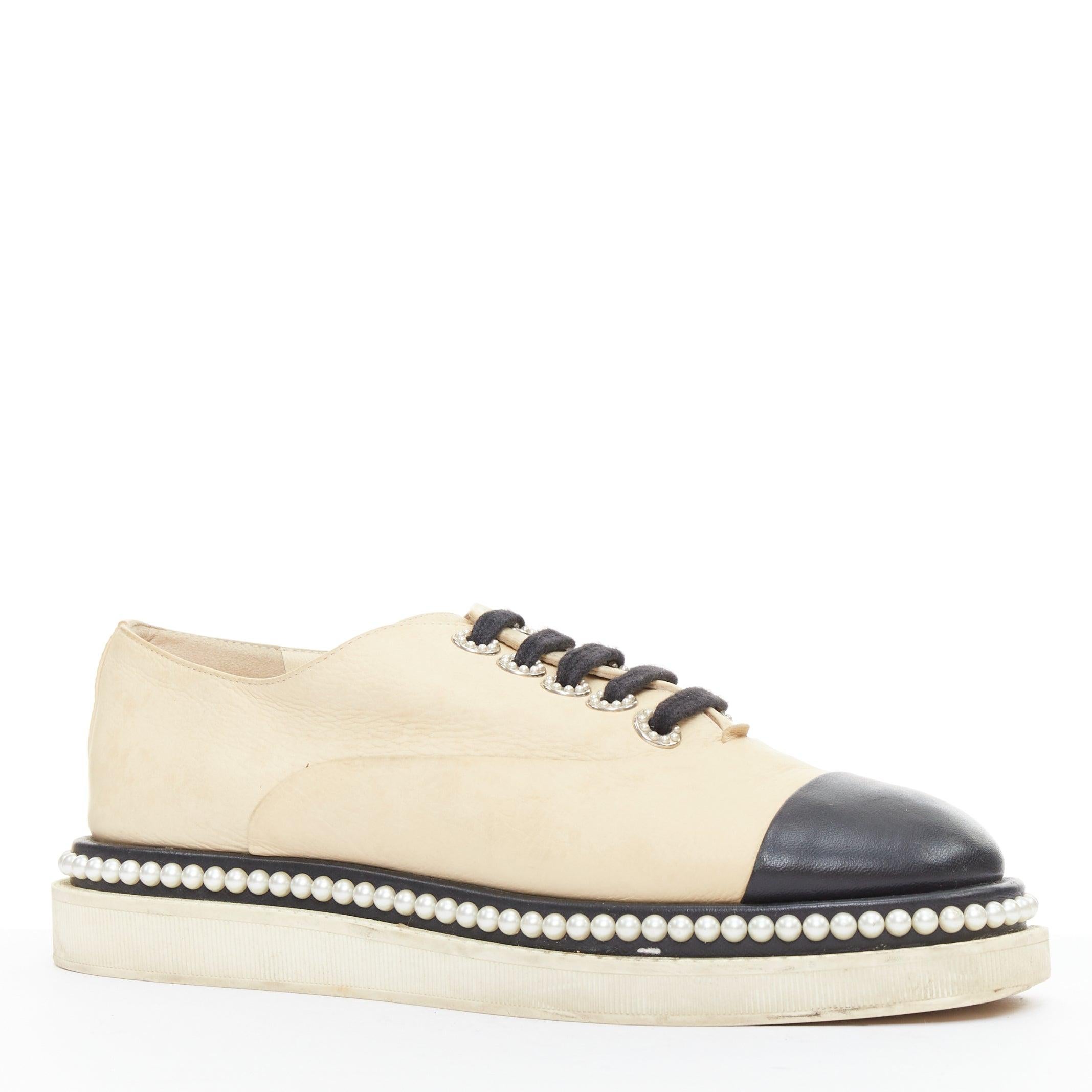 CHANEL beige noir monochrome cuir faux perles lacets derbies EU35.5
Référence : GEGG/A00222
Marque : Chanel
MATERIAL : Cuir
Couleur : Nude, Black
Motif : Solide
Fermeture : Up&Up
Doublure : Cuir nude
Fabriqué en : Italie

CONDITION :
Condition :
