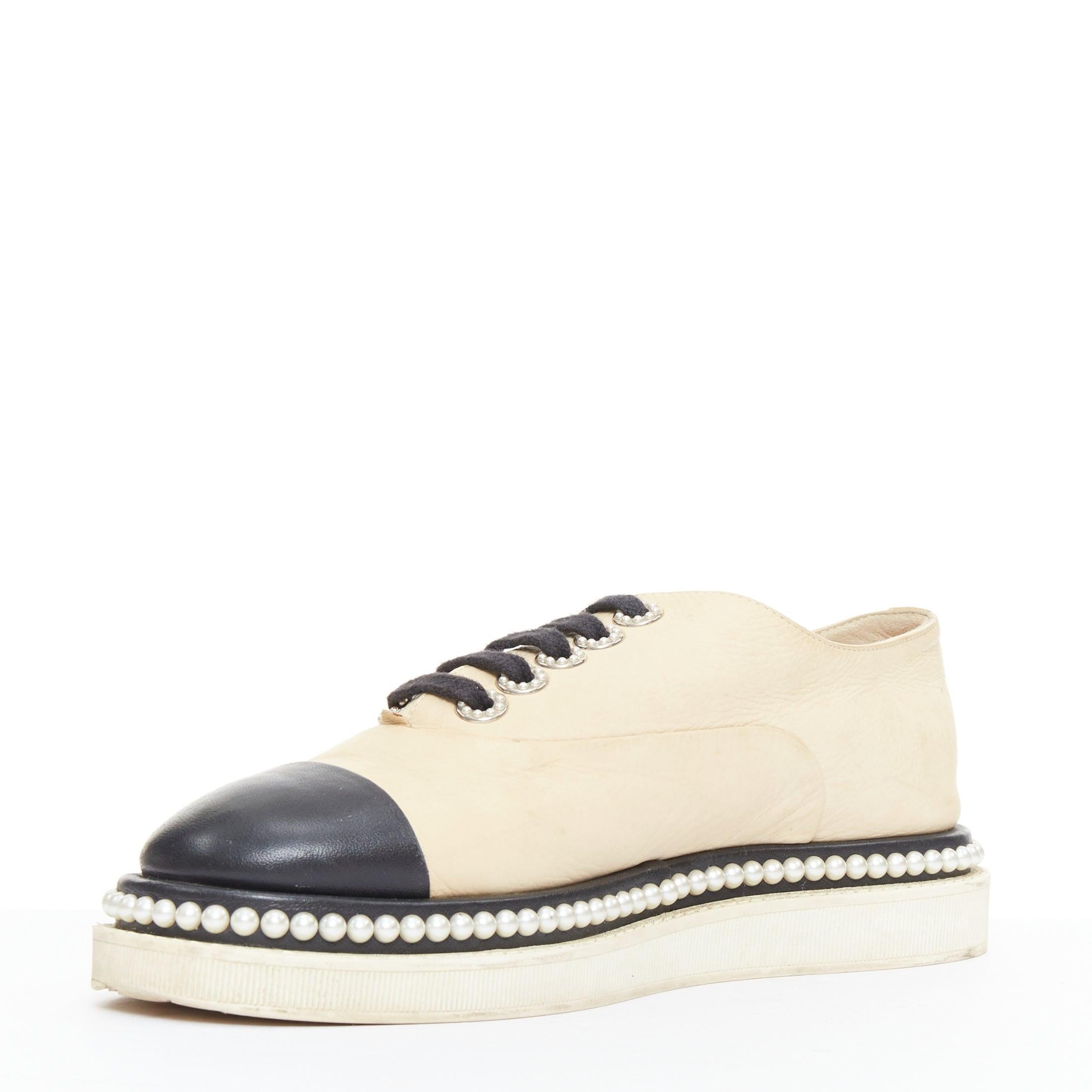 Blanc CHANEL beige noir monochrome cuir faux perles lacets derbies EU35.5 en vente