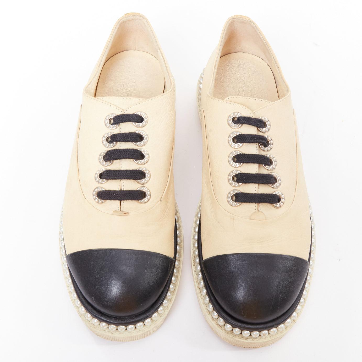 CHANEL beige noir monochrome cuir faux perles lacets derbies EU35.5 État moyen - En vente à Hong Kong, NT