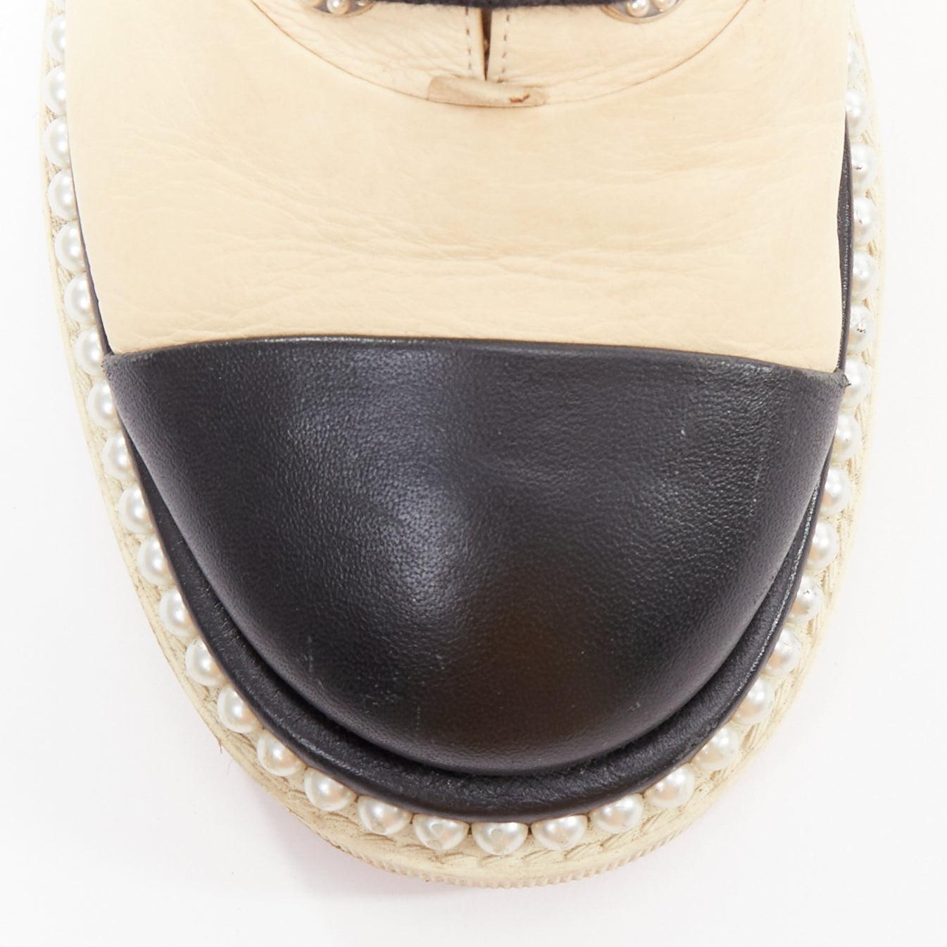 CHANEL beige noir monochrome cuir faux perles lacets derbies EU35.5 Pour femmes en vente