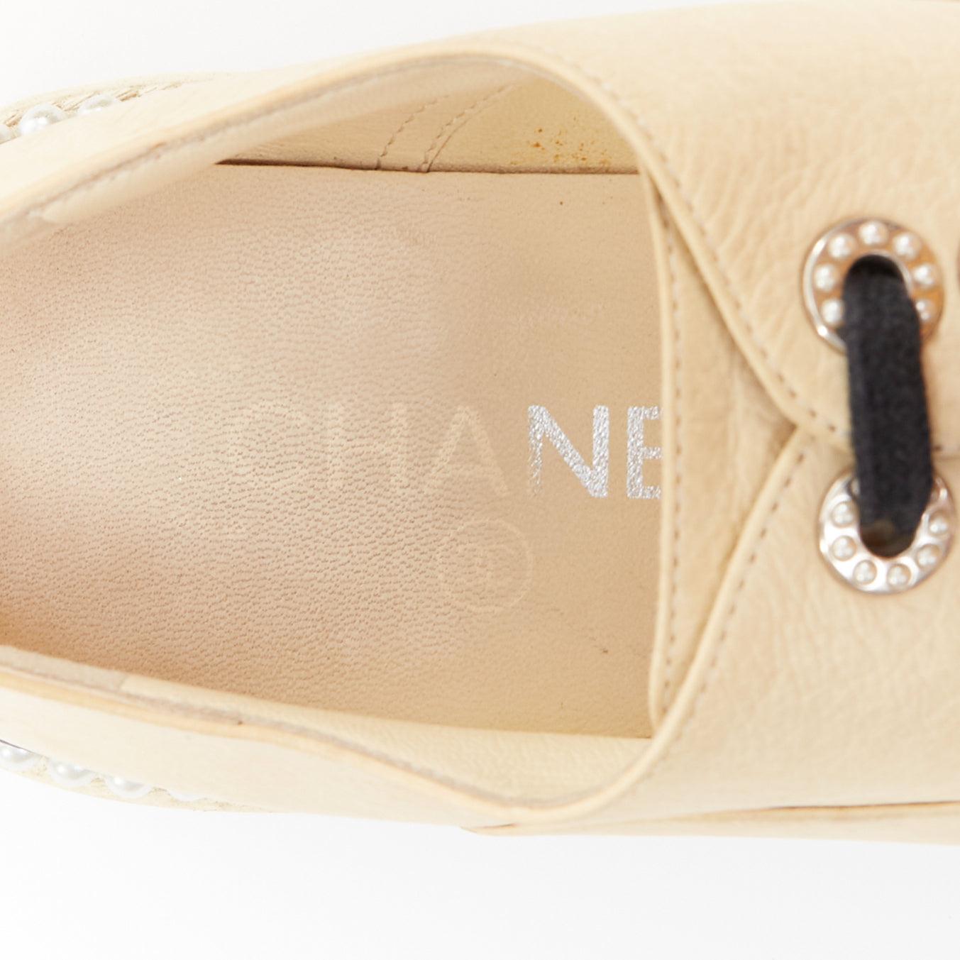 CHANEL beige noir monochrome cuir faux perles lacets derbies EU35.5 en vente 1