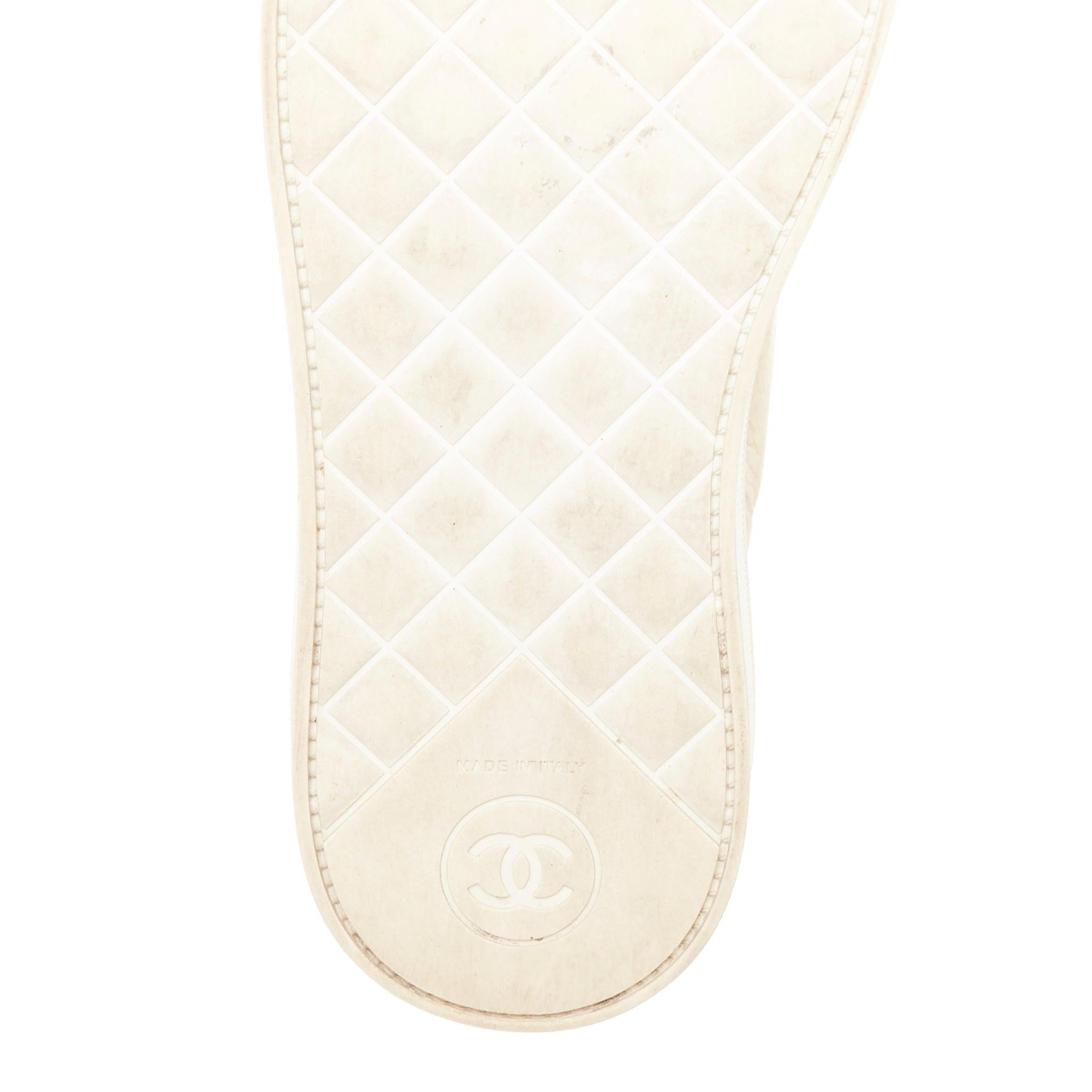CHANEL beige noir monochrome cuir faux perles lacets derbies EU35.5 en vente 2