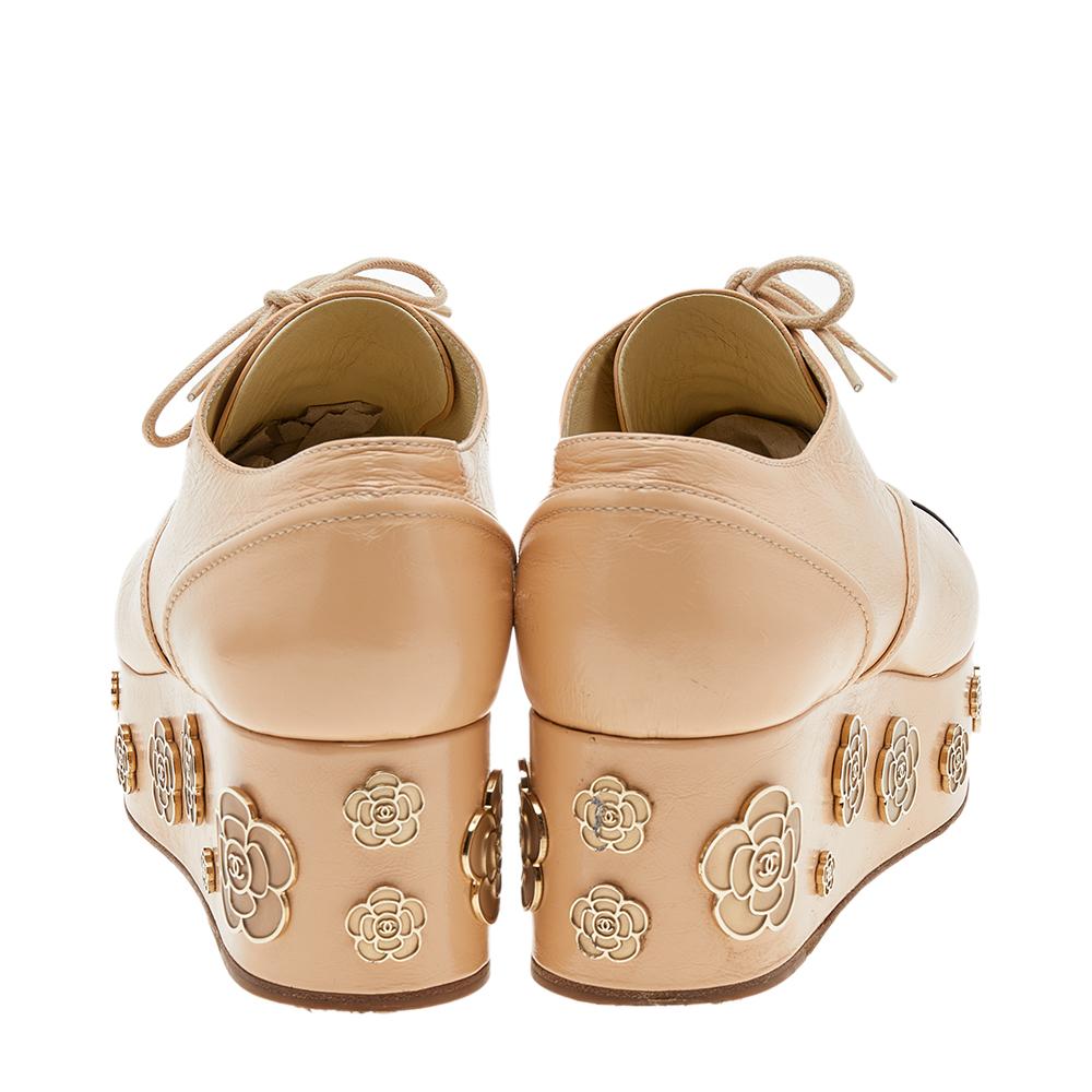 Chanel Beige-Black Patent And Leather Camellia Platform Sneakers Size 39.5 In Good Condition In Dubai, Al Qouz 2